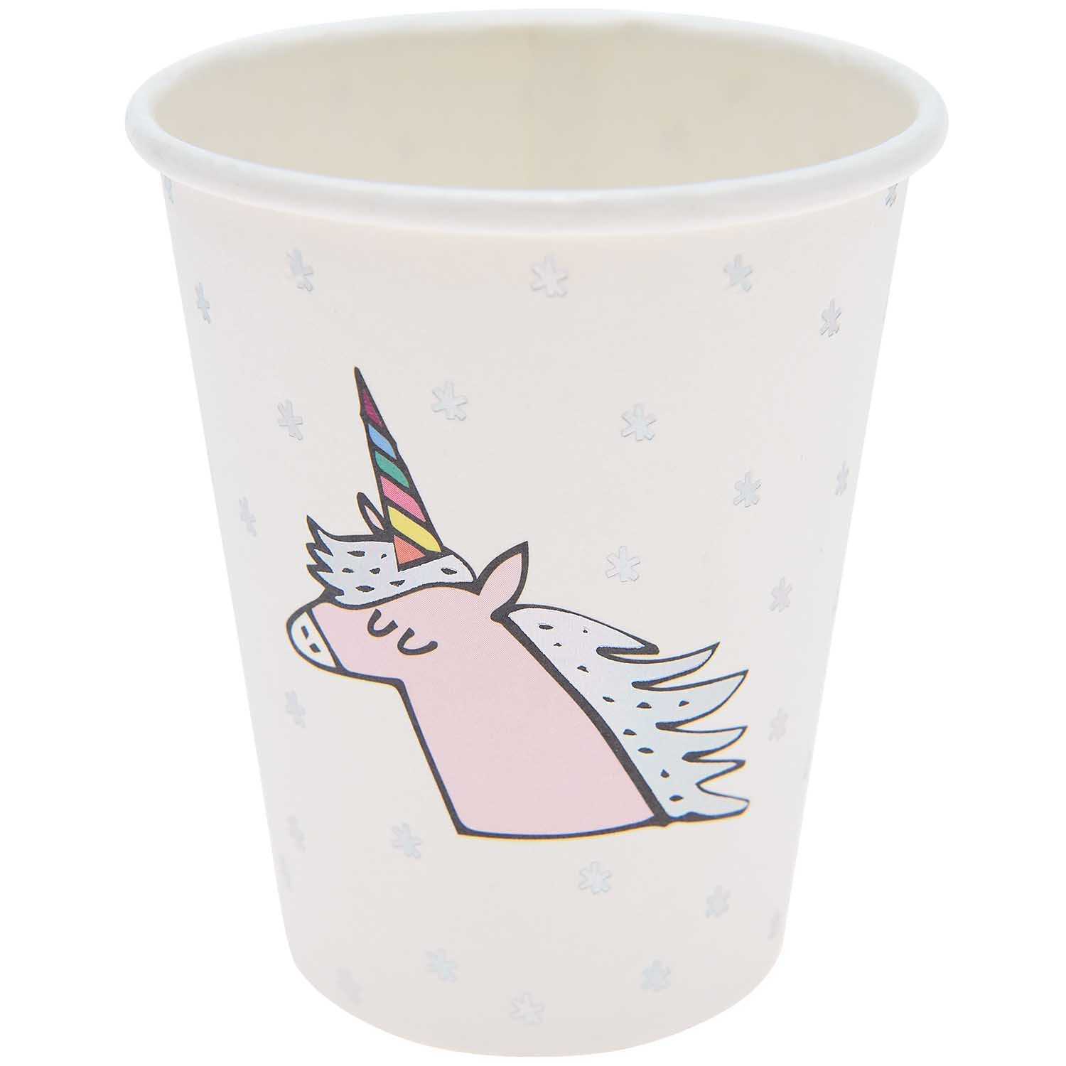 Pappbecher Einhorn 200ml 12 Stück von Rico Design Pappbecher Einhorn 200ml, 12 Stück von Rico Design. Weißer Becher mit Einhornmotiv und buntem Horn. Ideal für Partys und Feiern.