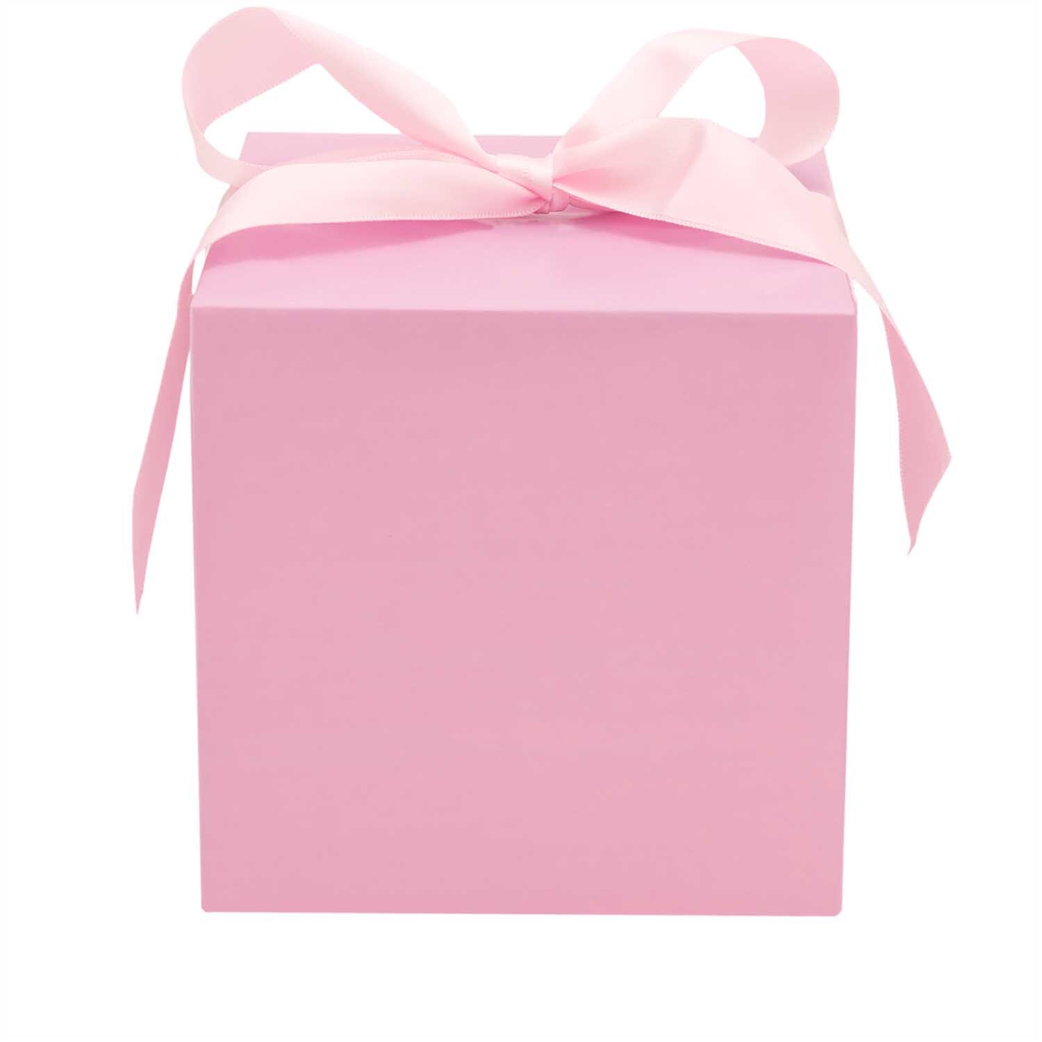 Paper Poetry Geschenkpapier hellrosa 70cm 3m 70g/m² von Rico Design Paper Poetry Geschenkpapier umhüllt eine Box mit Schleife. Perfekt für stilvolle Geschenke.