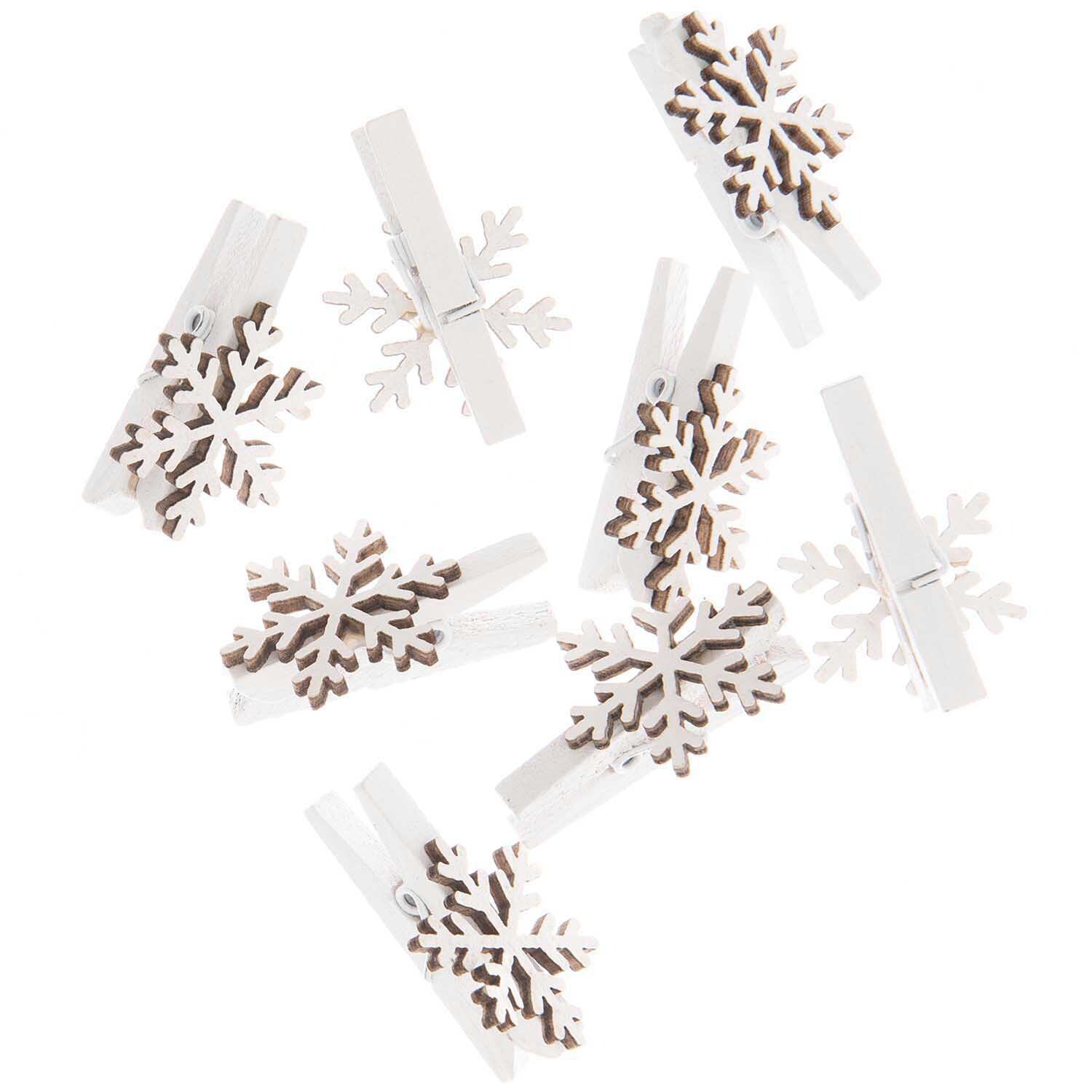 Dekoklammern Schneeflocke, 3cm, 8 Stück von Rico Design. Weiße Schneeflockenklammern auf weißem Hintergrund.