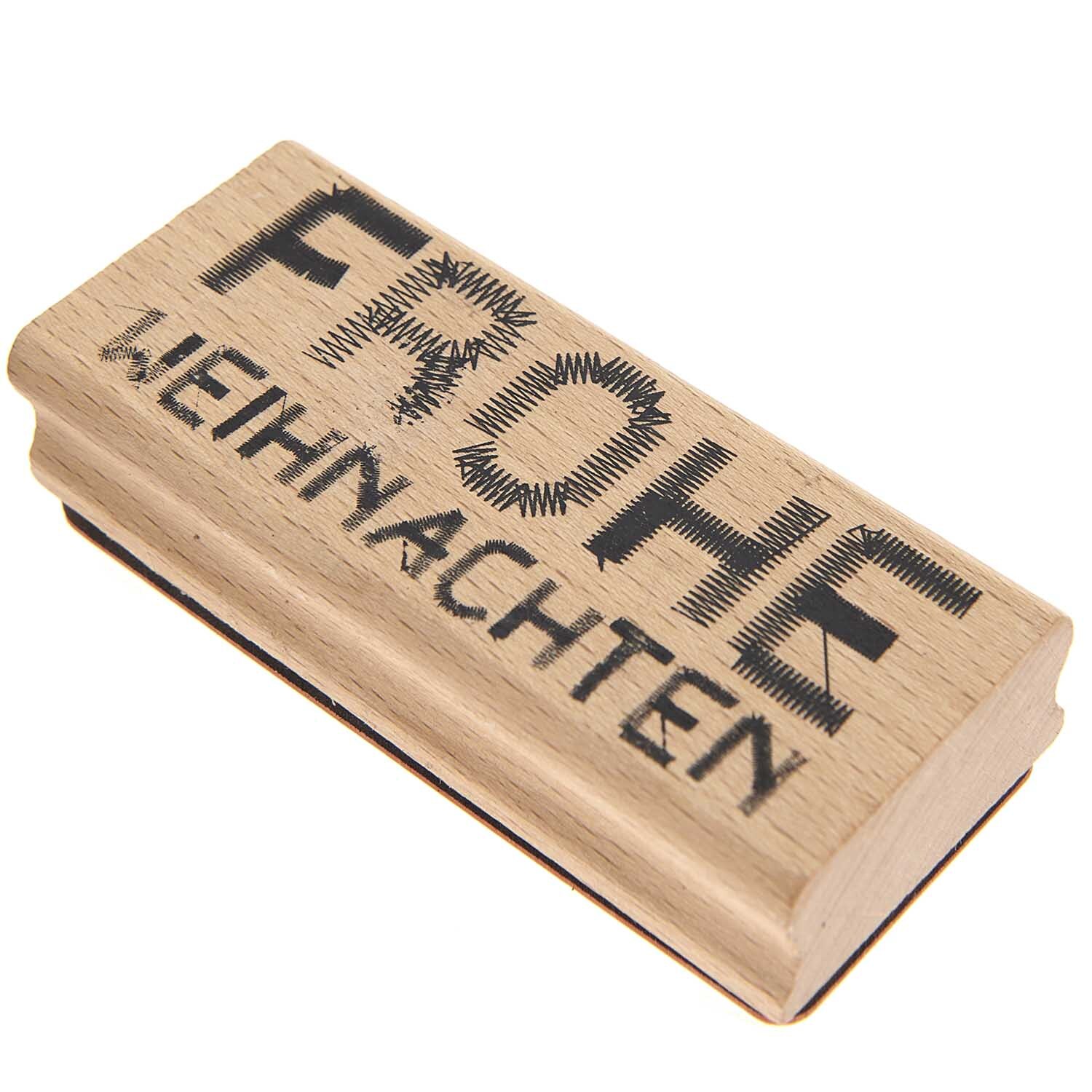Stempel Frohe Weihnachten genäht 9x3,5cm von Rico Design Stempel "Frohe Weihnachten genäht" von Rico Design, rechteckig, aus Holz mit schwarzem Text.
