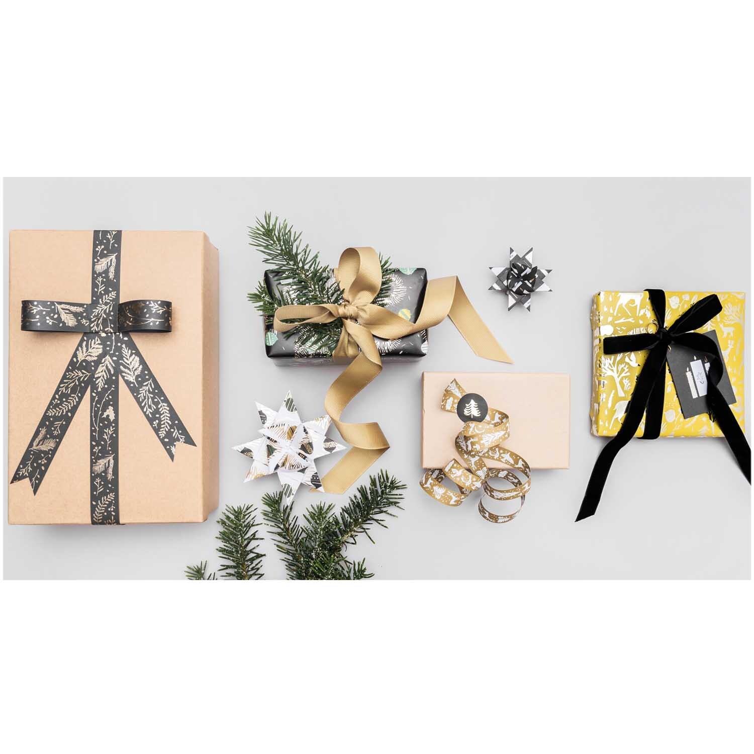 Paper Poetry Nostalgic Christmas strips black 40 pieces from Rico Design Paper Poetry Fröbelstreifen Nostalgic Christmas: Geschenke mit Schleifen und Tannenzweigen dekoriert.