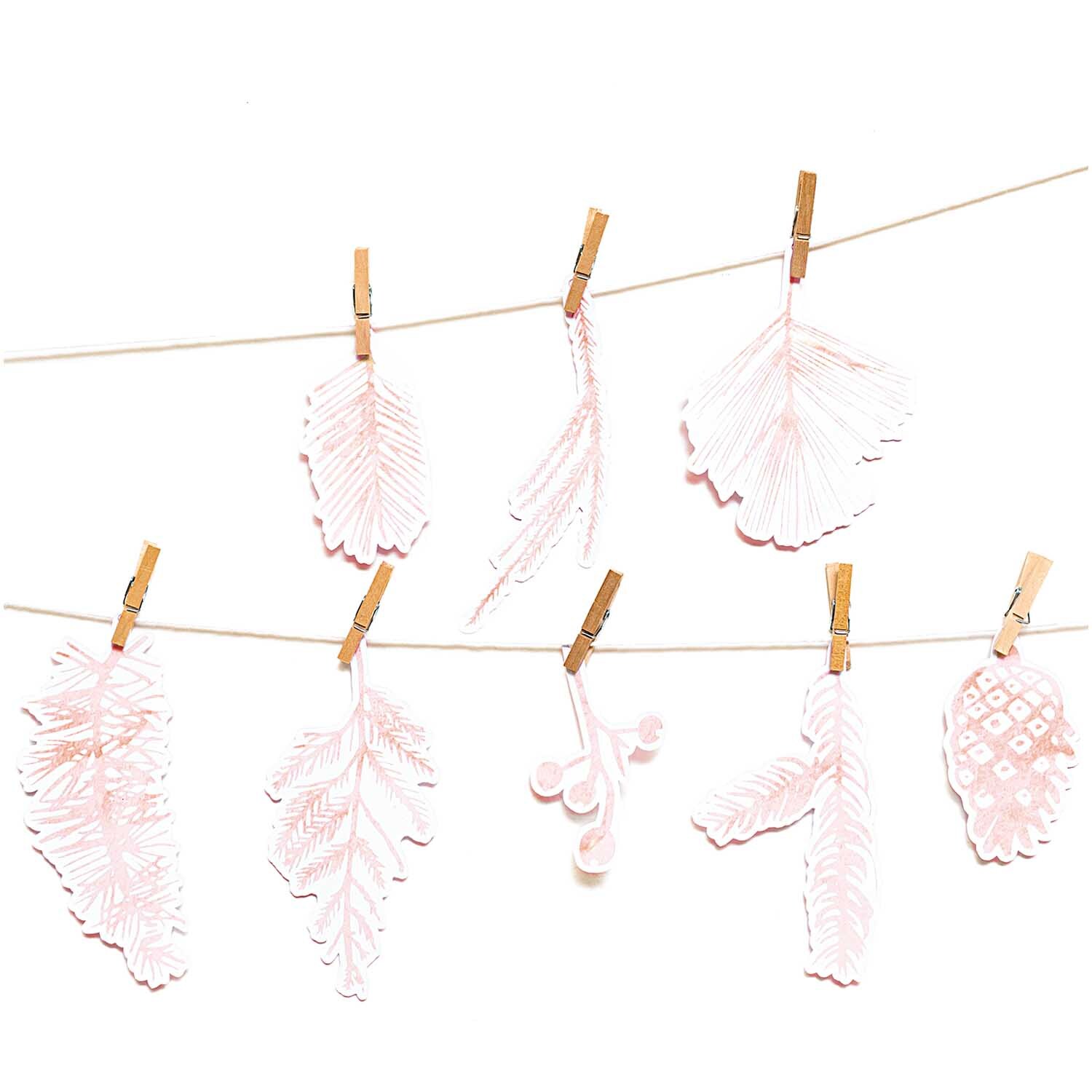 Paper Poetry Papieranhänger zeigen filigrane, roségoldene Zweige an einer Leine, ideal für festliche Dekorationen.