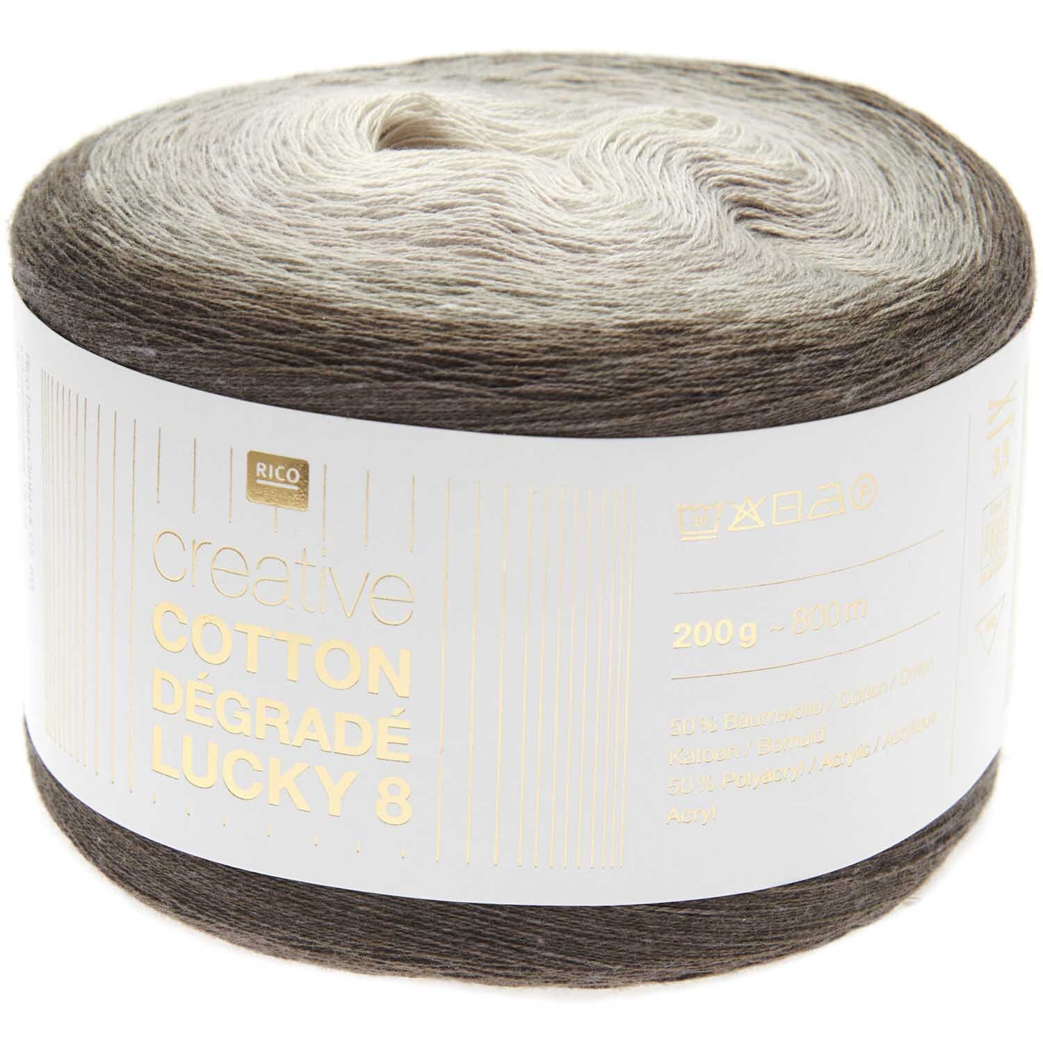 Creative Cotton Dégradé Lucky 8 Strickset zeigt ein Garn in Naturtönen von Rico Design. Ideal für Dreieckstuch Modell 03, 200g, 800m.