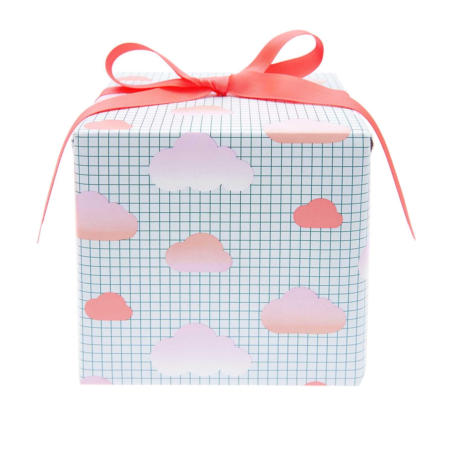 Paper Poetry Geschenkpapier Wolken 200x70cm 80g/m² von Rico Design Paper Poetry Geschenkpapier mit Wolkenmotiv, 200x70cm, zeigt rosa Wolken auf kariertem Hintergrund, verpackt mit roter Schleife. Marke: Rico Design.