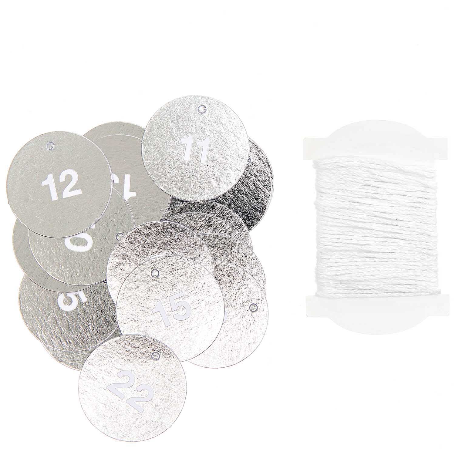 Paper Poetry Adventskalenderanhänger von Rico Design in Silber, 24 runde Anhänger mit Zahlen und Schnur. Ideal für kreative Adventskalender.