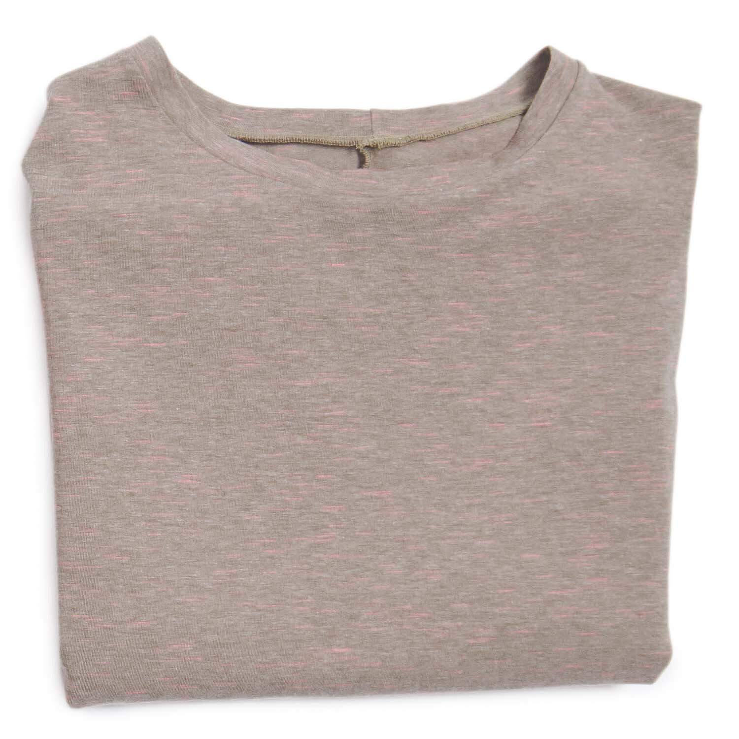 Meterware Jersey taupe-neonpink von Rico Design Meterware Jersey taupe-neonpink von Rico Design zeigt ein gefaltetes, weiches Stoffstück in Taupe mit Neonpink-Akzenten.