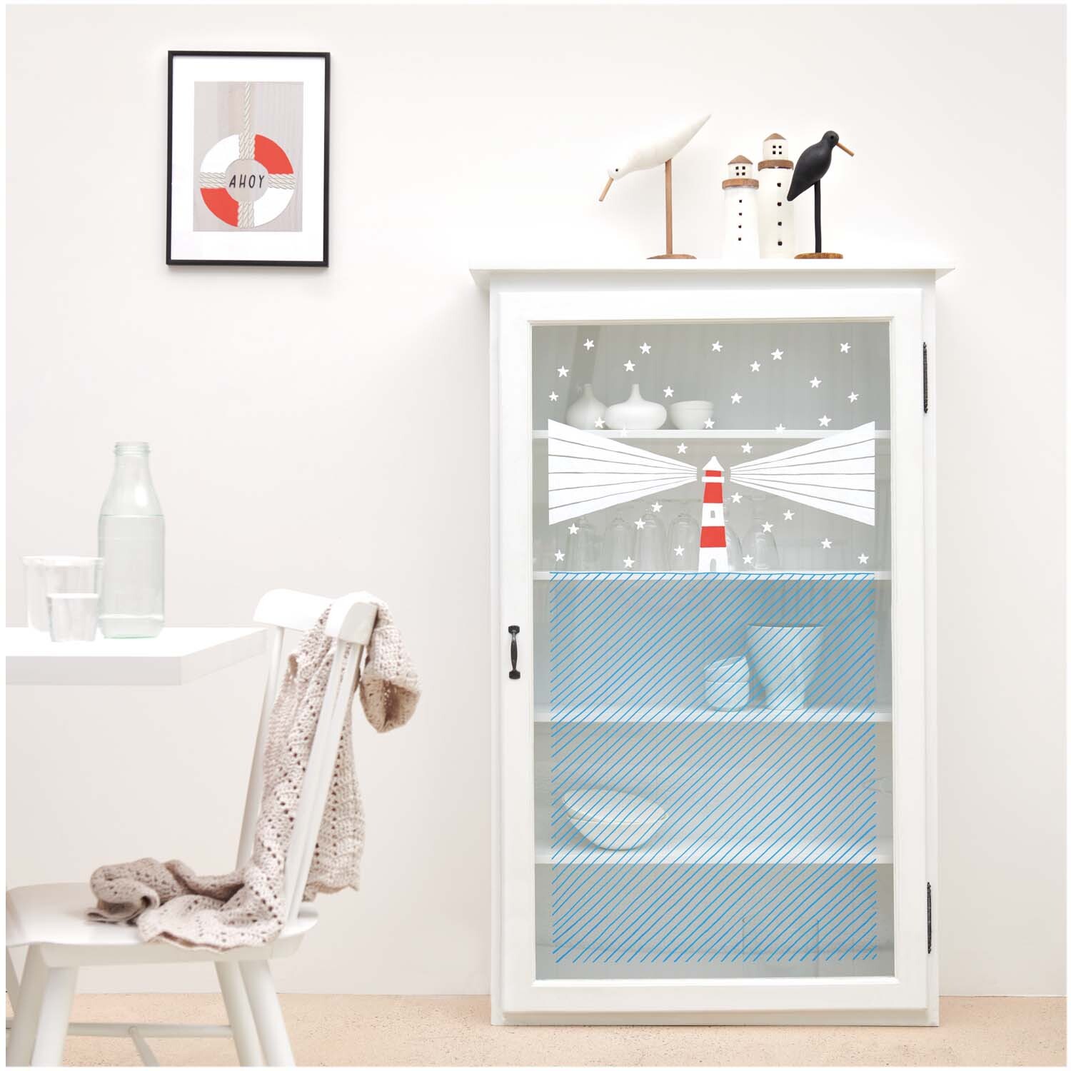 Vorlagenmappe Maritim Fenster- und Glasmalerei mit Kreidestiften zeigt ein dekoriertes Fenster mit Leuchtturm-Motiv, ideal für kreative Gestaltung.