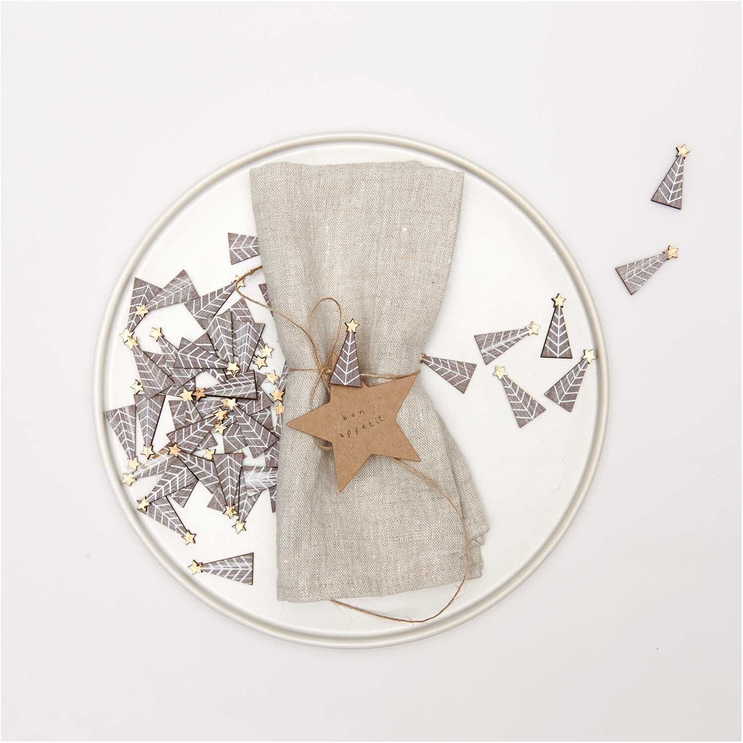 Holzstreu Tannenbaum shabby chic 15x30mm 48 Stück von Rico Design Holzstreu Tannenbaum shabby chic 15x30mm 48 Stück, braun, dekorativ auf einem Teller arrangiert. Ideal für festliche Tischdekorationen.