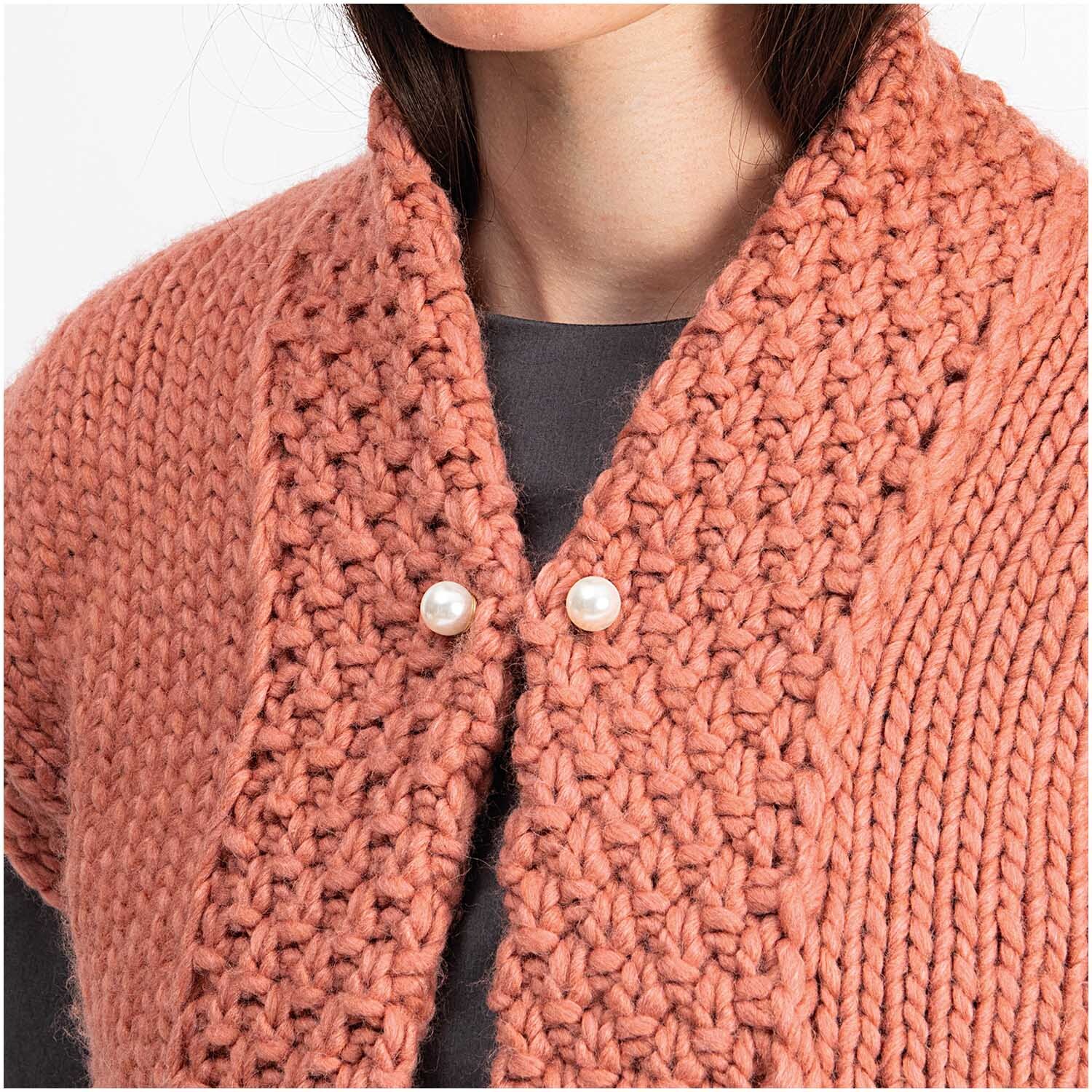 Zwei-Perlen-Pin 48mm 1 Stück Farbe Perlweiß von Rico Design Zwei-Perlen-Pin 48mm von Rico Design an einem gestrickten, lachsfarbenen Cardigan befestigt.