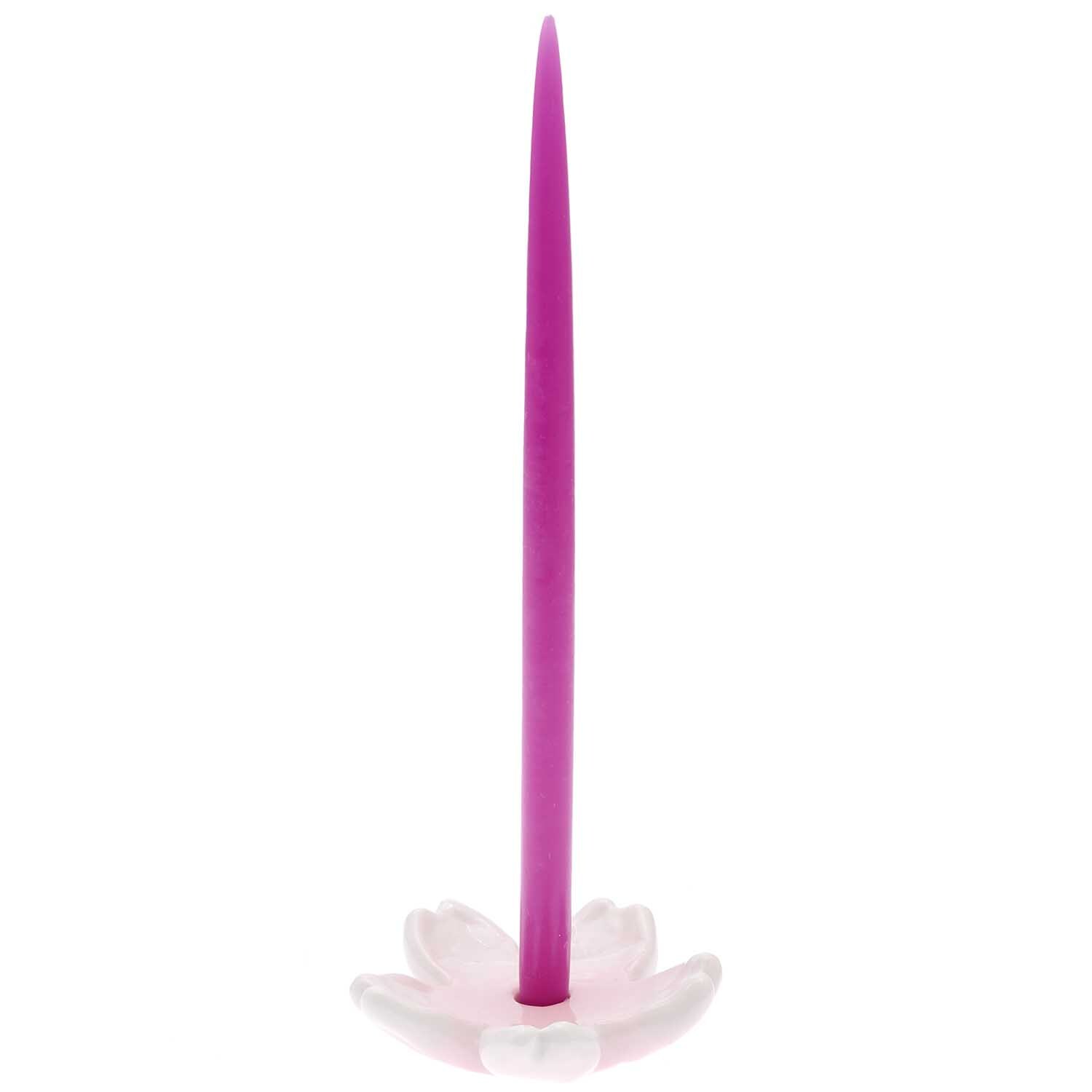 Spitzkerzen 1,4x28cm 2 Stück von Rico Design in Beere, elegant in einem weißen Kerzenhalter.