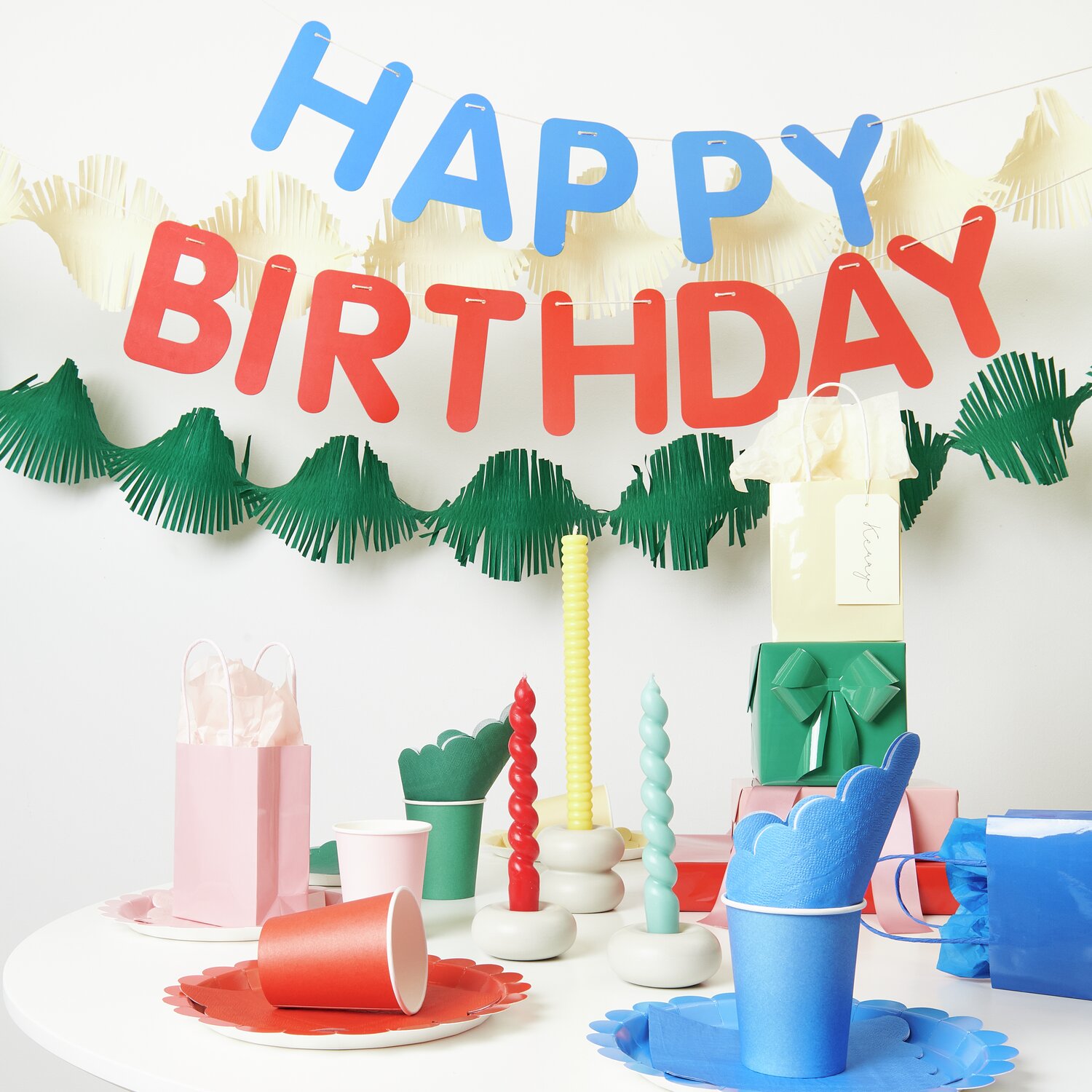 Pappbecher Magic Rainbow 250ml 8 Stück von Rico Design Pappteller Magic Rainbow: Bunte Partydekoration mit Papptellern, Bechern und Girlande für Geburtstagsfeiern.