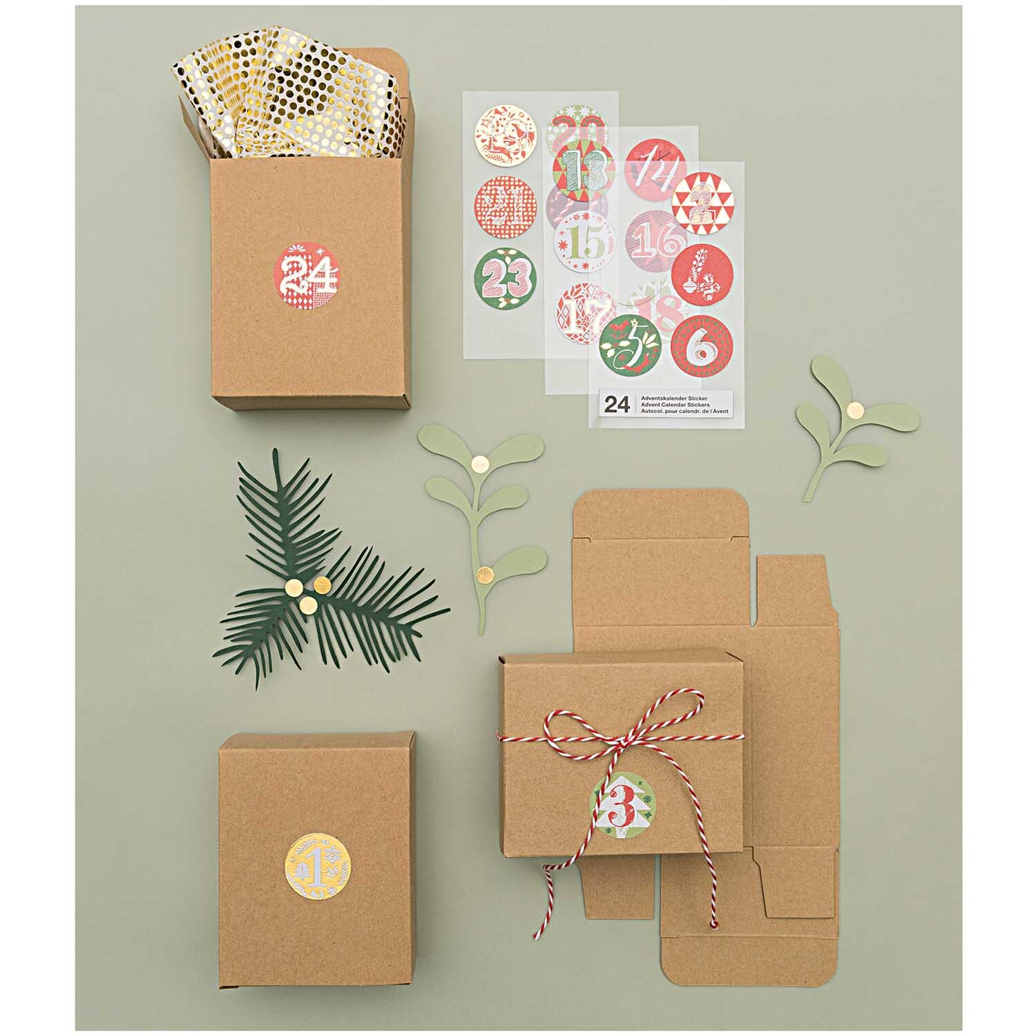 Paper Poetry Adventskalender Sticker mit 24 roten und grünen Designs von Rico Design, umgeben von Bastelmaterialien und dekorativen Elementen.