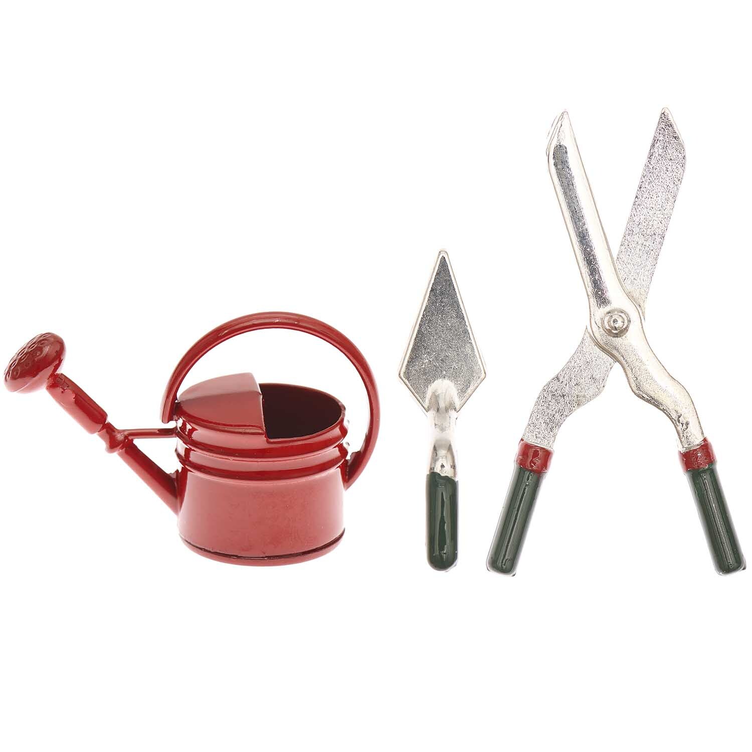 Miniatur Gießkanne und Gartenwerkzeug von Rico Design, bestehend aus roter Kanne, Schaufel und Schere.