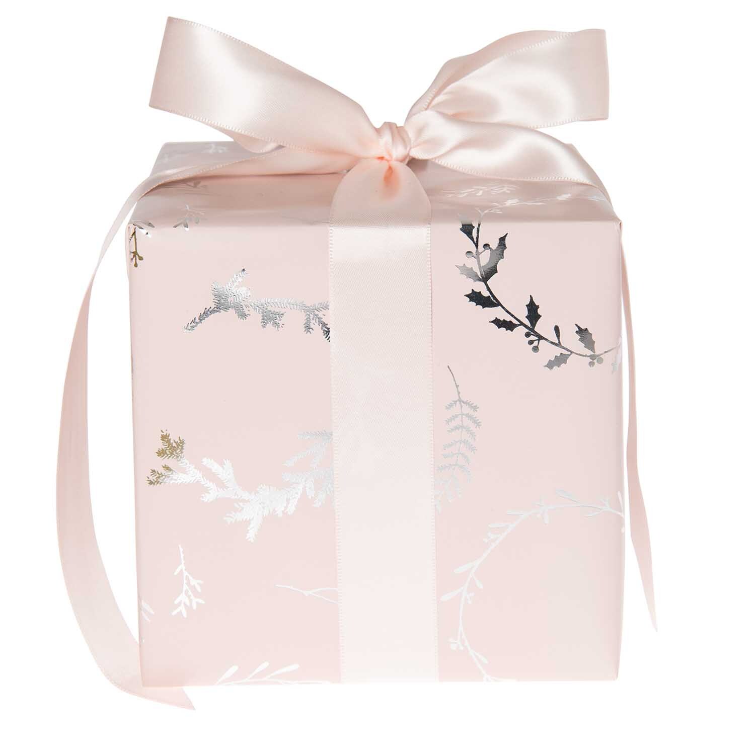 Paper Poetry Geschenkpapier Nostalgic Christmas Kränze rosa 80cm 2m Hot Foil von Rico Design Paper Poetry Geschenkpapier Nostalgic Christmas Kränze rosa mit zarten Blattmotiven, verziert mit einer eleganten Schleife.