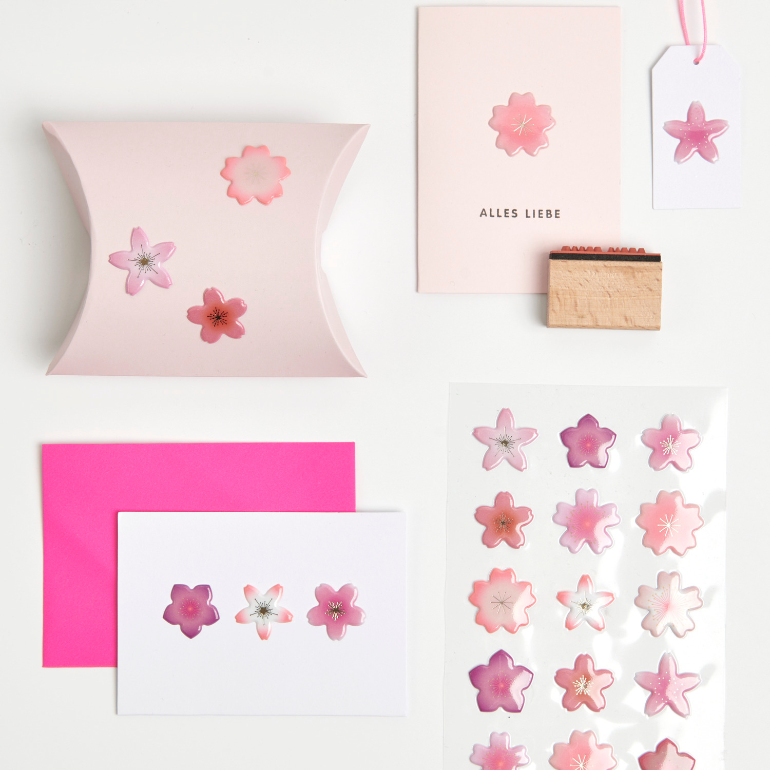 Puffy-Sticker Kirschblüten von Rico Design auf Karten und Verpackungen in Rosa und Pink arrangiert.
