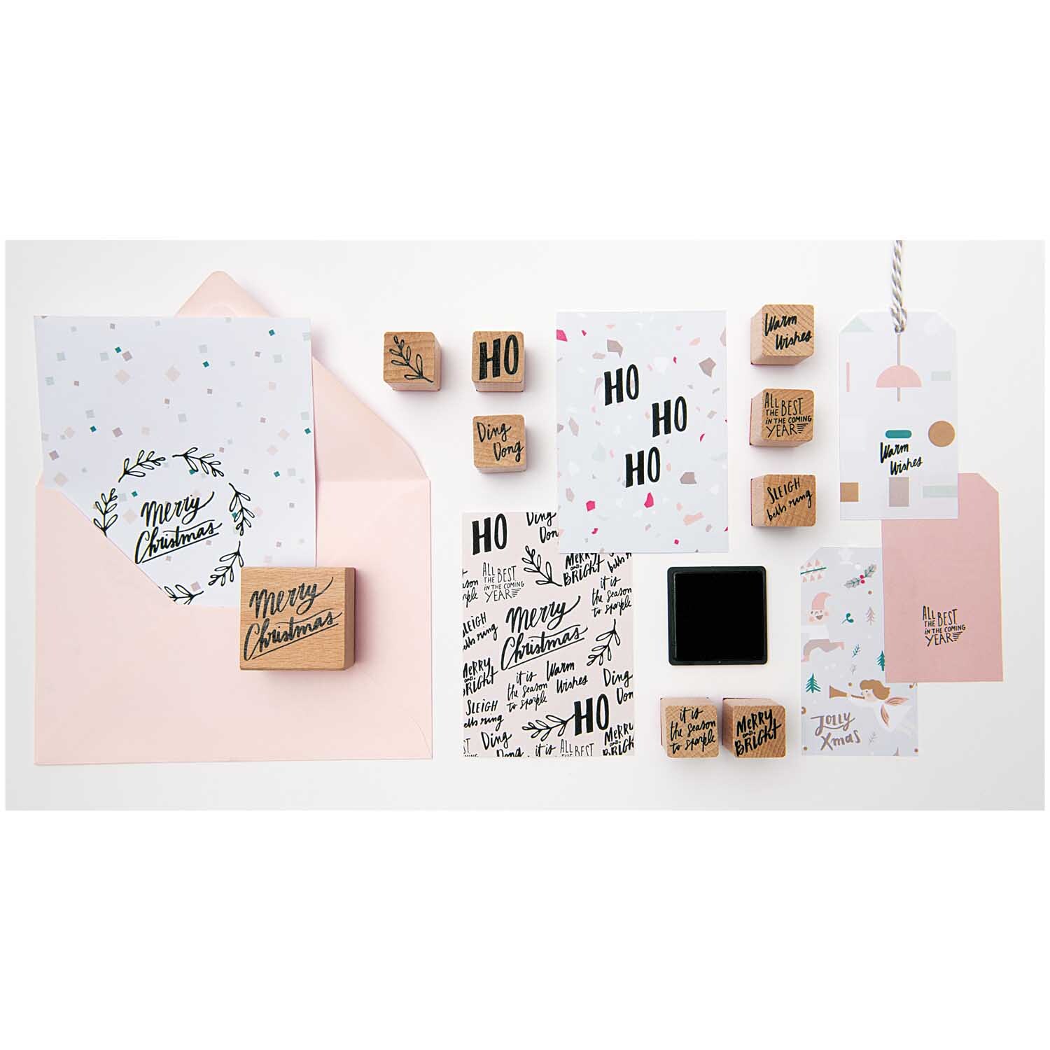 Paper Poetry Stempelset Jolly Christmas Schrift 10-teilig von Rico Design Paper Poetry Stempelset Jolly Christmas Schrift, 10-teilig. Verschiedene Stempel und Karten in Pastelltönen für kreative Weihnachtsprojekte.