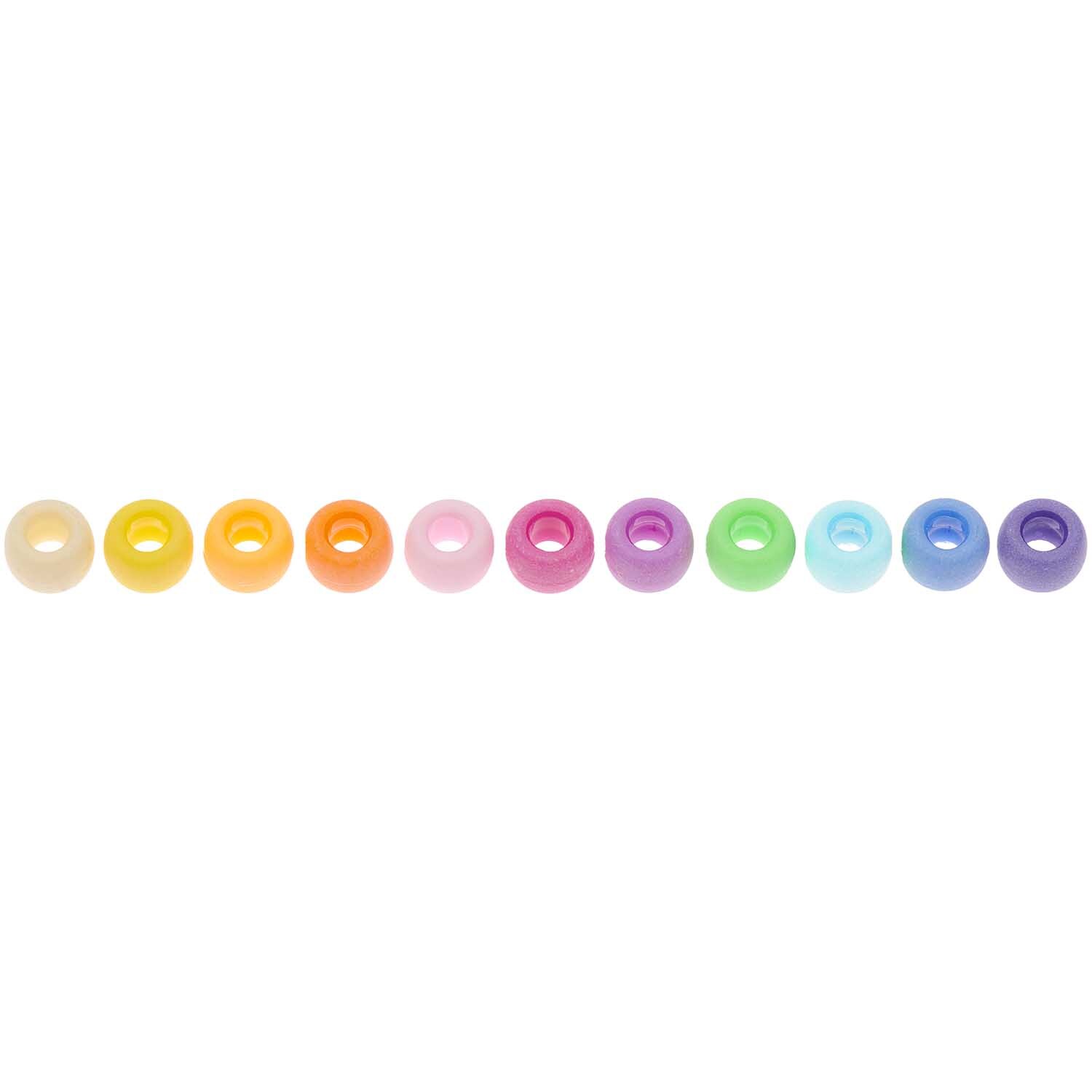 Itoshii - Ponii Beads in mattem Regenbogen-Design von Rico Design, 400 Stück, in einer Reihe angeordnet.