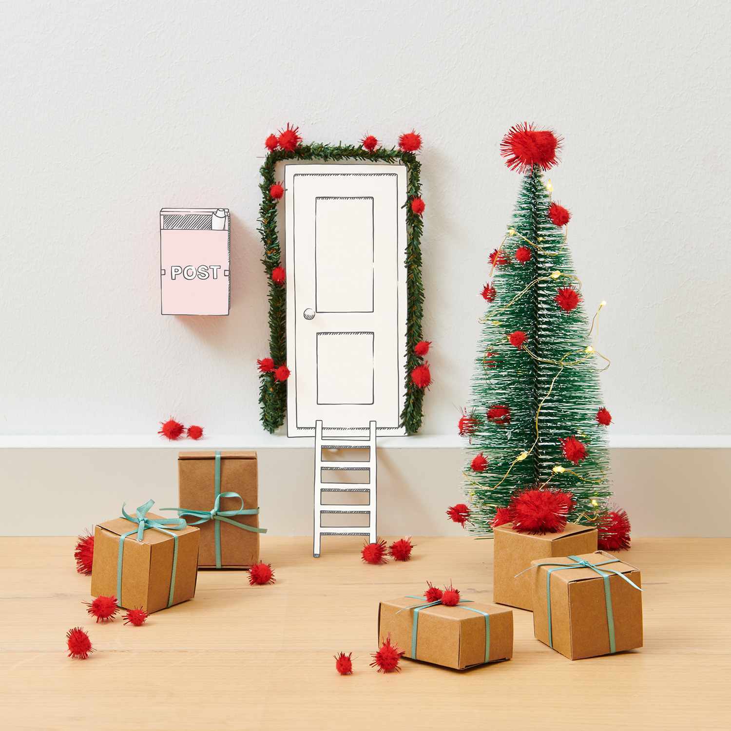 Wichtelwelt Deko Set Oh Tannenbaum: Miniatur-Weihnachtsszene mit Tür, Leiter, Baum und Geschenken. Dekoriert mit roten Akzenten, ideal für festliche Stimmung.