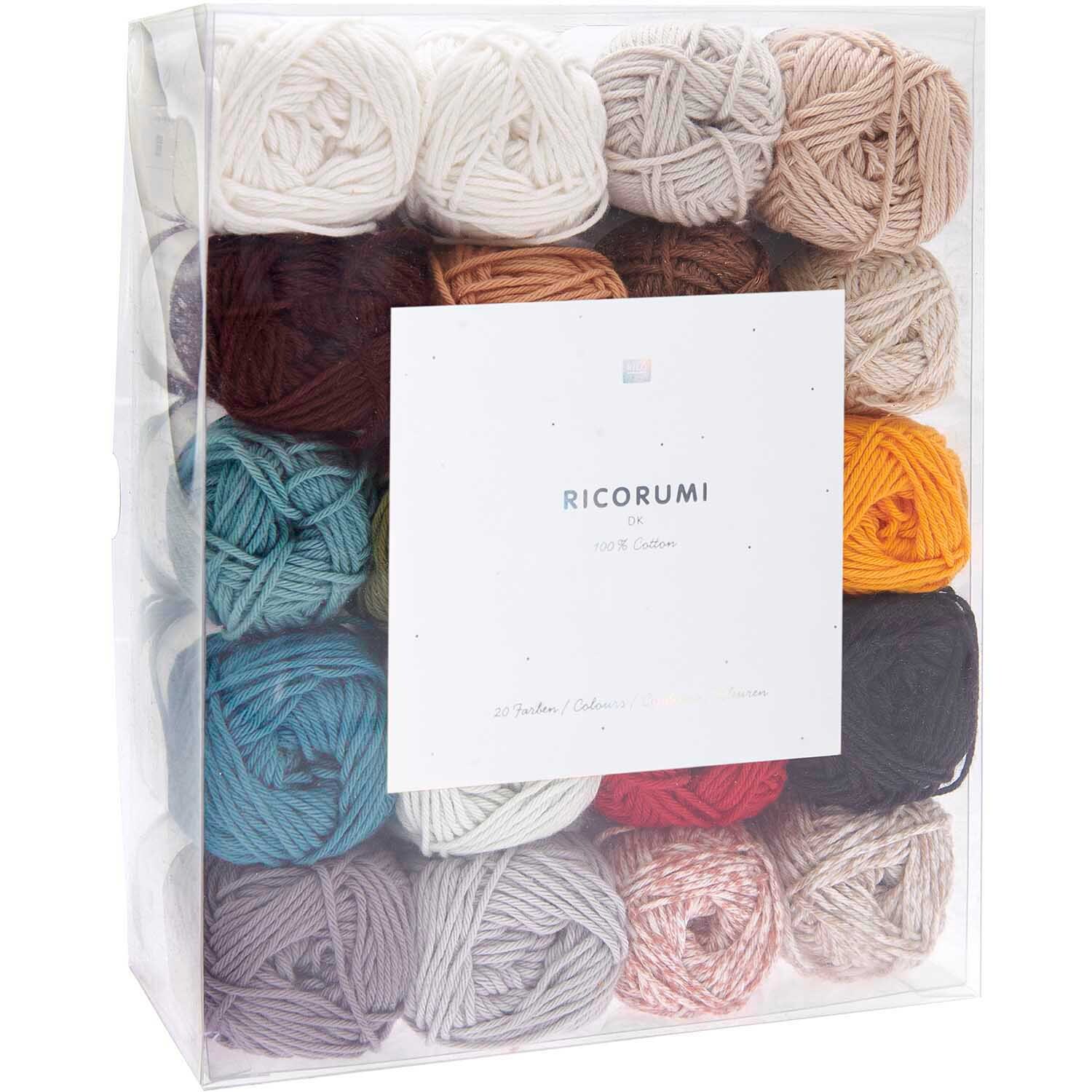 Ricorumi Set Wichtelwelt: Bunte Garnkollektion von Rico Design in einer transparenten Box, ideal für kreative Strickprojekte.