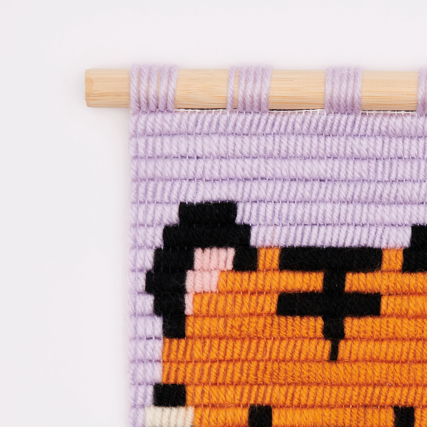 Kit de broderie Longstitch Tigre 18x30cm from Rico Design Longstitch Stickpackung Tiger zeigt ein gesticktes Tigerdesign auf lila Hintergrund, 18x30cm.