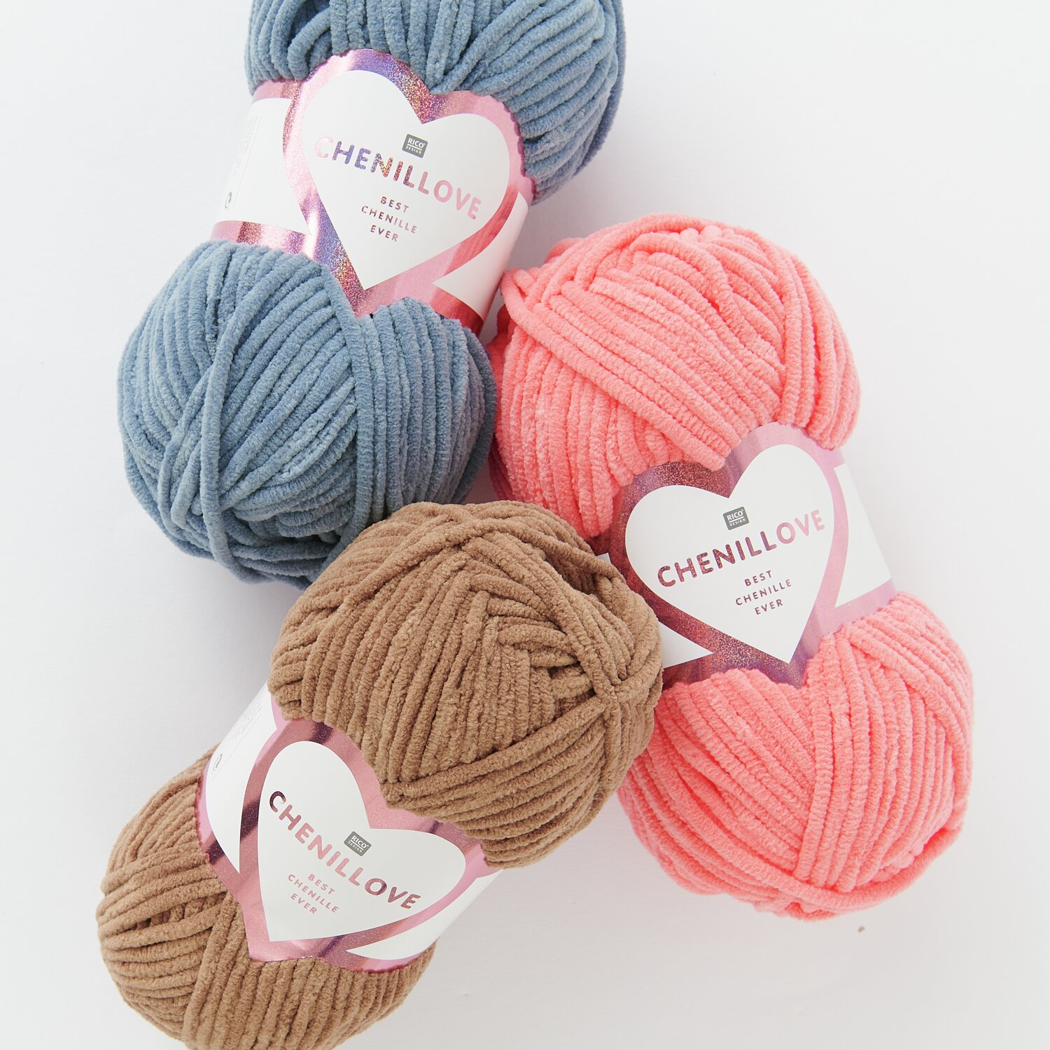 Creative Chenillove 100g 110m Couleur Corail from Rico Design Creative Chenillove: Drei Wollknäuel in Blau, Rosa und Braun, 100g 110m, ideal für Strickprojekte.