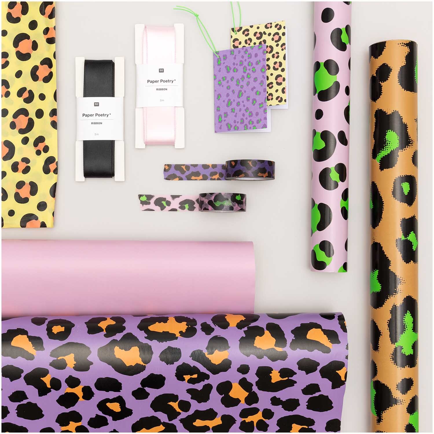 Paper Poetry Geschenkpapier Acid Leo flieder 70cm 3m 70g/m² von Rico Design Paper Poetry Geschenkpapier mit Leopardenmuster in Flieder und anderen Farben, von Rico Design. Ideal für kreative Geschenkverpackungen.