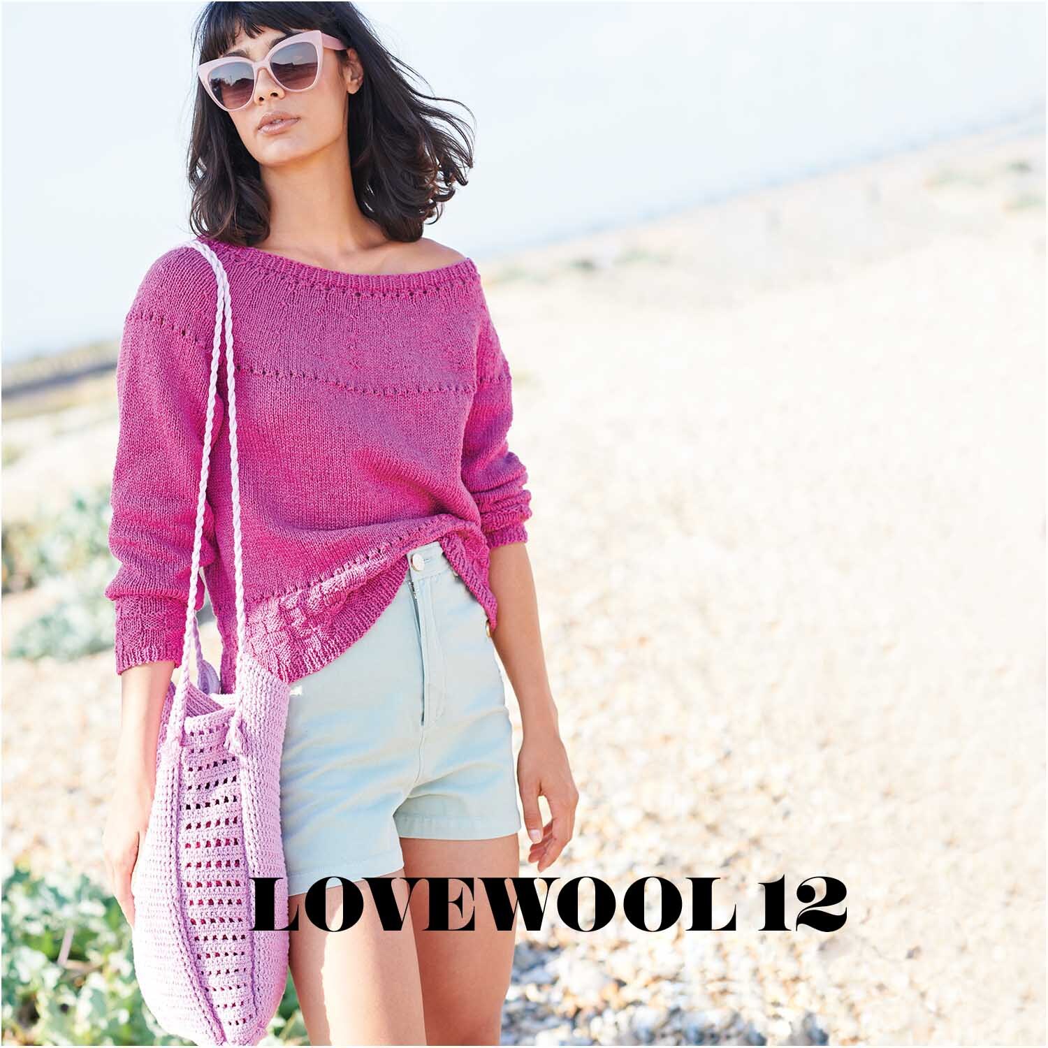 Essentials Organic Cotton Aran 50g 90m Couleur Rose from Rico Design Essentials Organic Cotton aran: Frau am Strand in pinkem Pullover und Tasche, trägt Sonnenbrille.