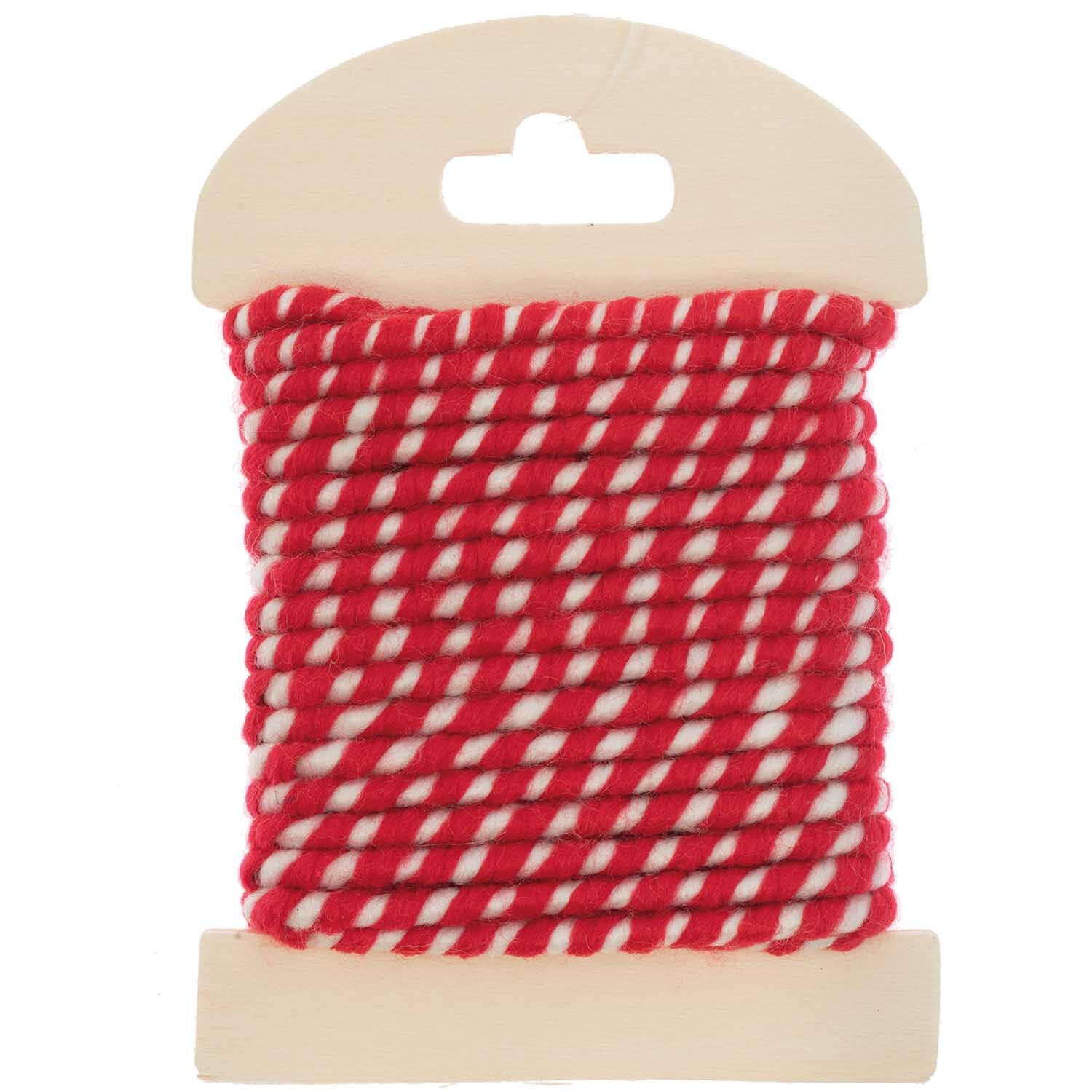 Kordel rot-weiß 5m von Rico Design, auf Holzspule gewickelt, ideal für Bastelprojekte.