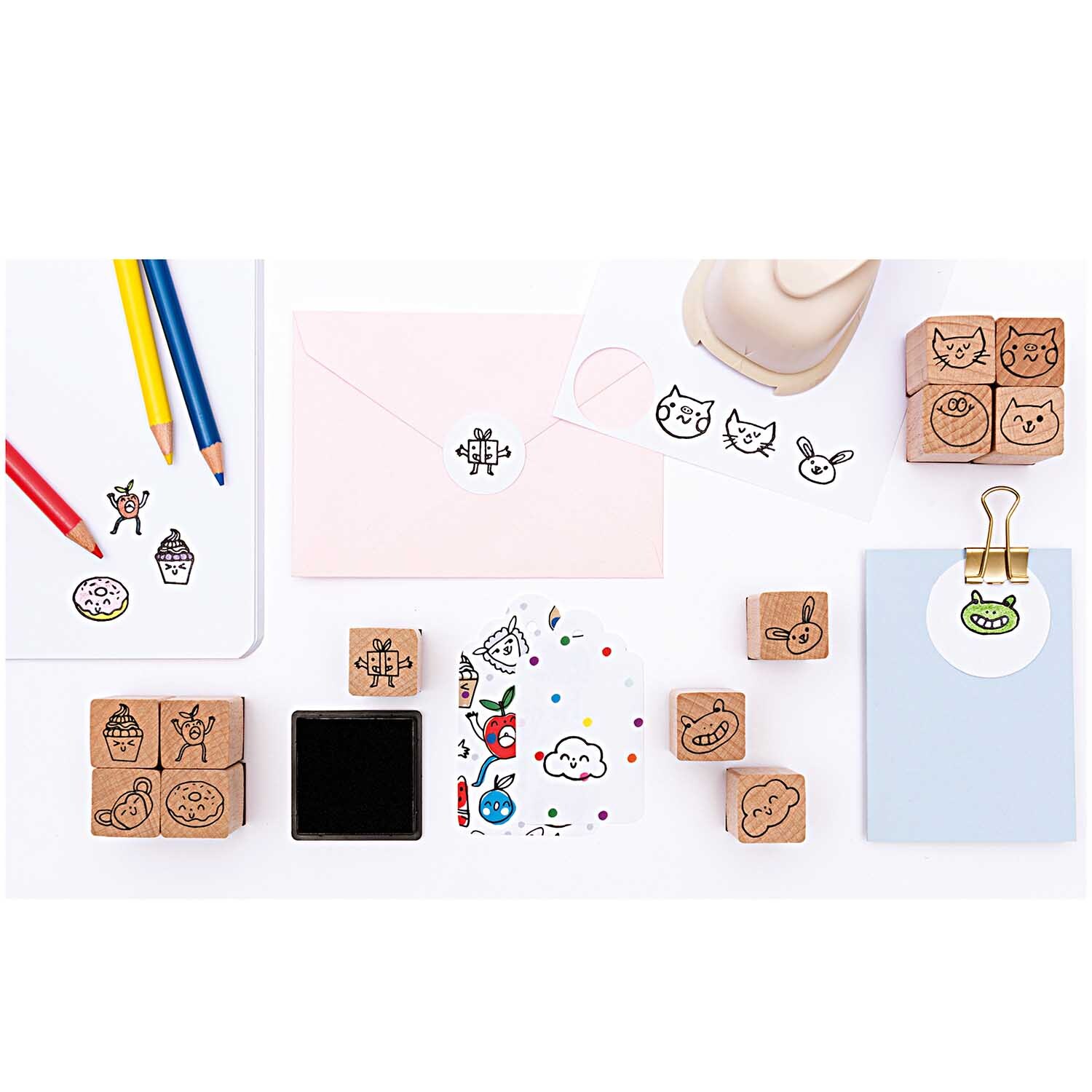 Paper Poetry Geschenkanhänger Ornament weiß 30 Stück von Rico Design Paper Poetry Geschenkanhänger Ornament, 30 Stück. Kreative Stempel und bunte Stifte auf einem Tisch. Ideal für Bastelprojekte.