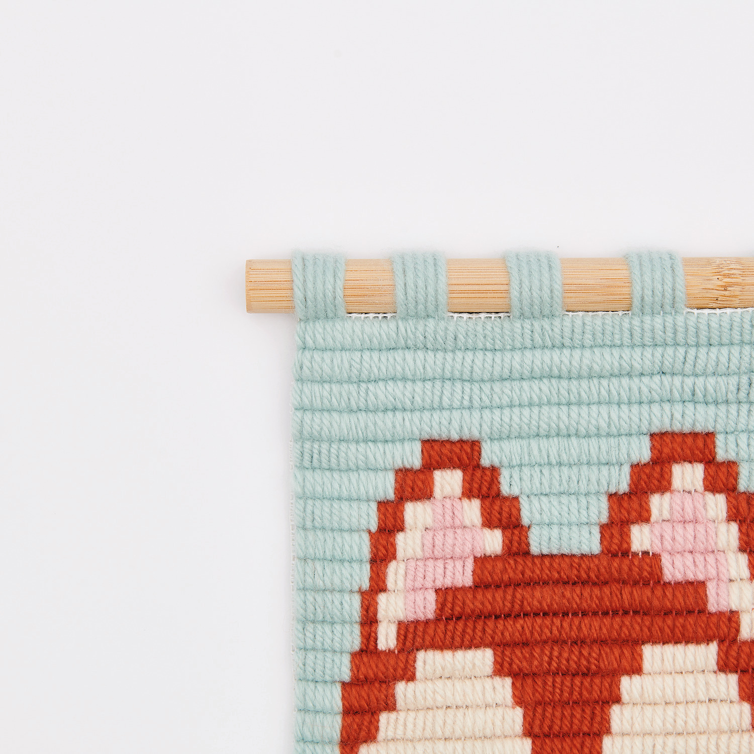 Kit de broderie Longstitch renard 18x30cm from Rico Design Longstitch Stickpackung Fuchs zeigt ein gesticktes Fuchsmotiv auf hellblauem Hintergrund.