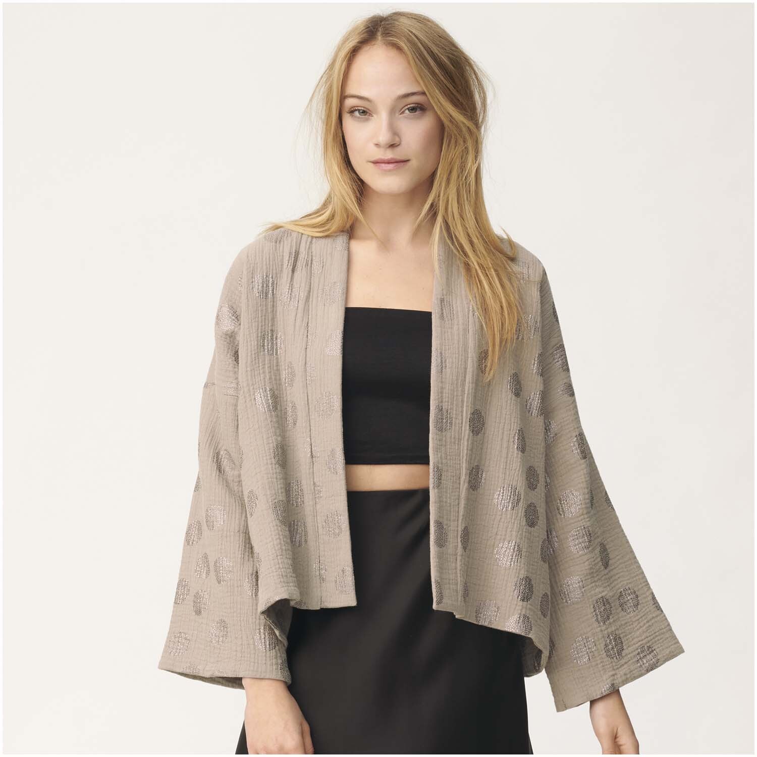 Rico Meterware Krinkelmusselin taupe Hot Foil von Rico Design Rico Meterware Krinkelmusselin taupe Hot Foil: Frau trägt eleganten Kimono aus taupefarbenem Stoff mit glänzenden Akzenten von Rico Design.