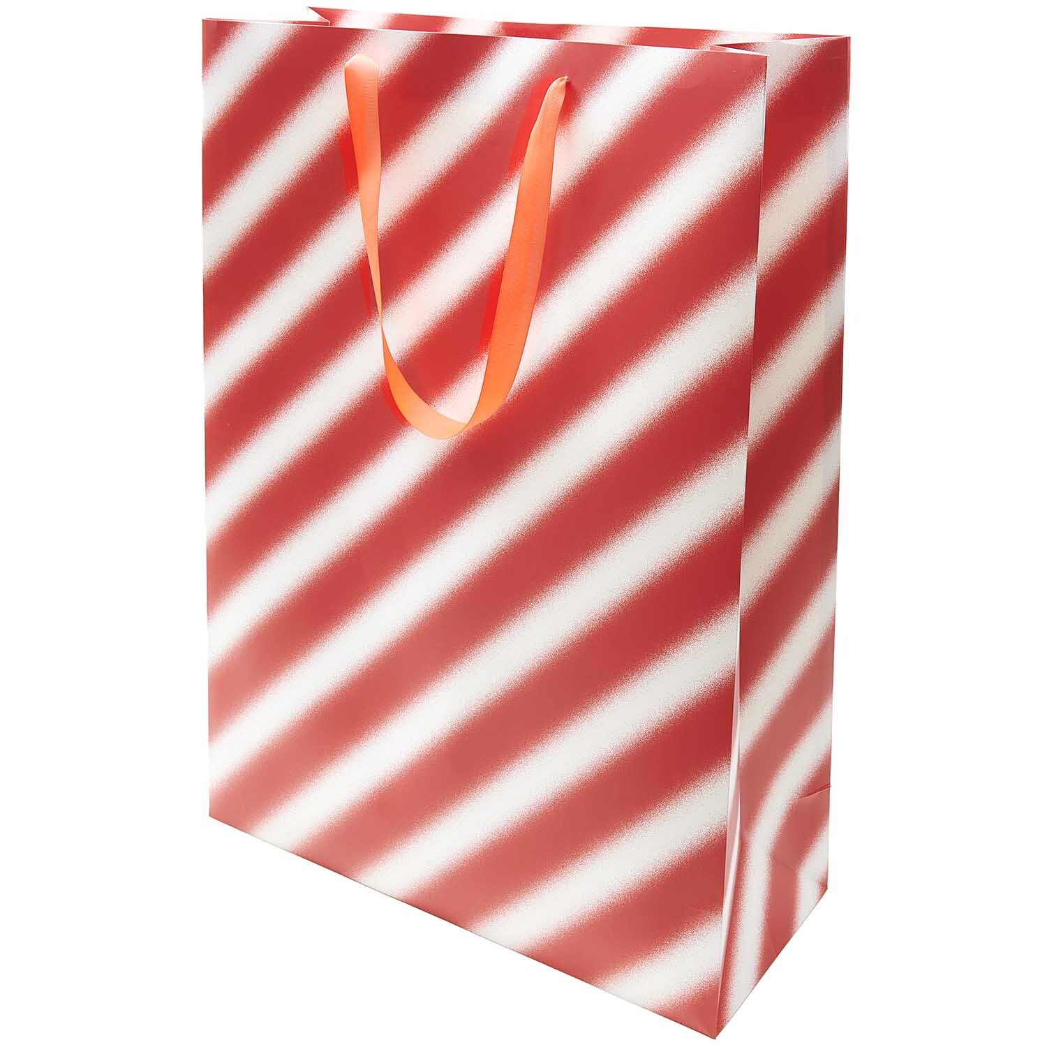 Paper Poetry Geschenktüte XXL mit diagonalen Streifen und roten Griffen, ideal für große Geschenke.