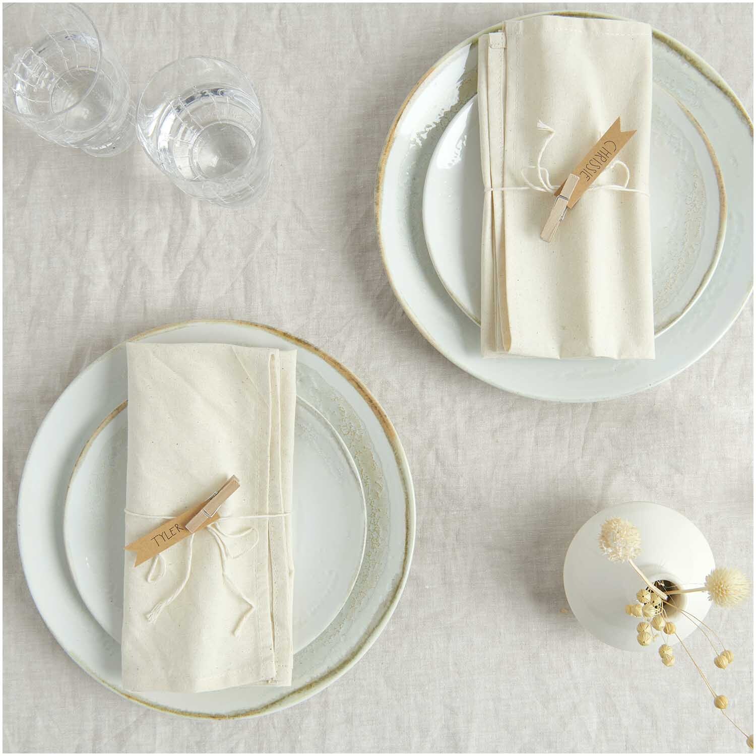 Stoffserviette 2 Stück natur auf gedecktem Tisch mit Tellern, Gläsern und Vase, von Rico Design.