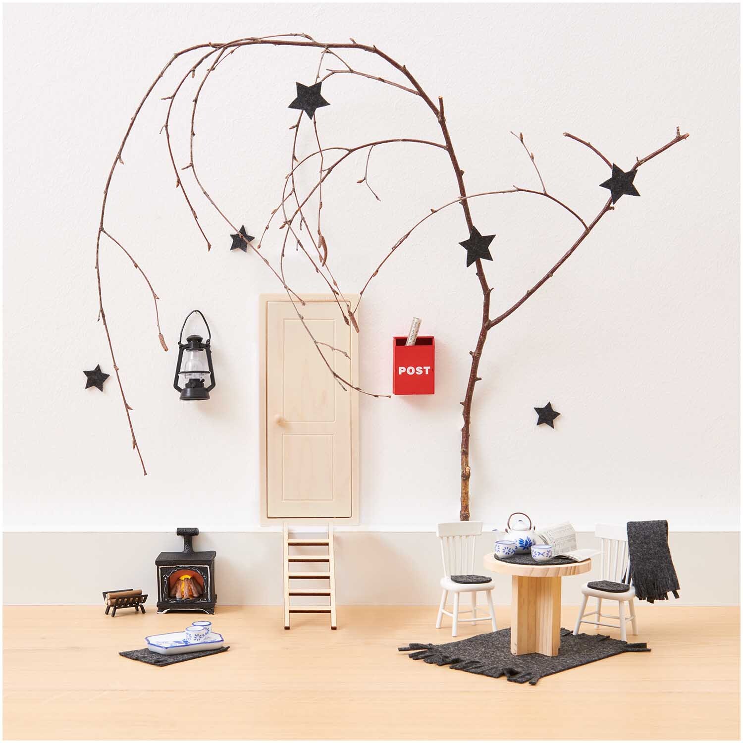 Miniatur Tisch rund 8x8x6,5cm von Rico Design Miniatur Tisch rund in einer gemütlichen Puppenhaus-Szene mit Kamin, Stühlen und Dekorationen.
