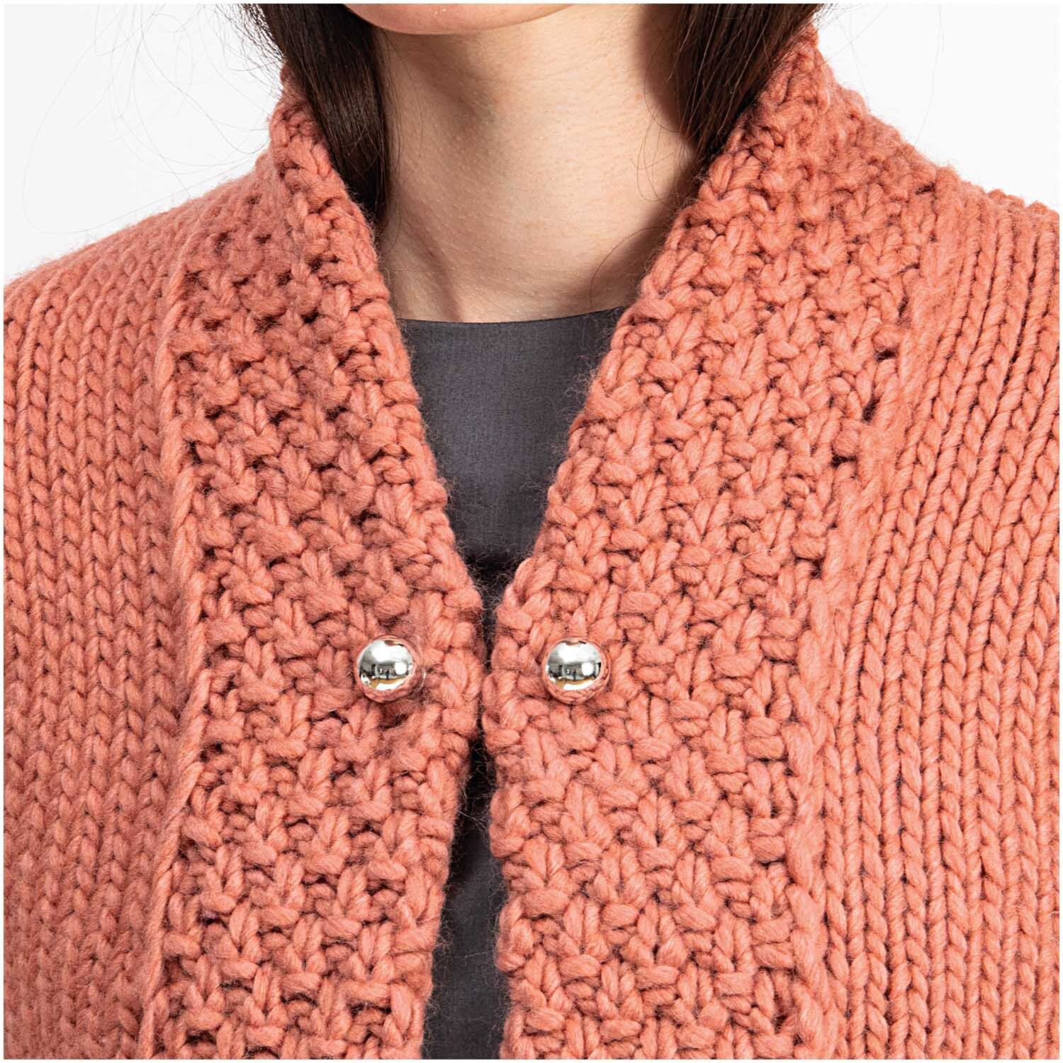 Zwei-Perlen-Pin 65mm 1 Stück Farbe Silber von Rico Design Zwei-Perlen-Pin 65mm von Rico Design an einem gestrickten, korallenfarbenen Cardigan befestigt.