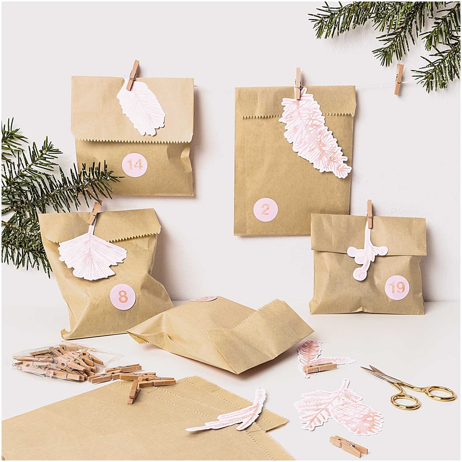Paper Poetry Papieranhänger Nostalgic Christmas Zweige roségold 24 Stück von Rico Design Paper Poetry Papieranhänger Nostalgic Christmas: Dekorative Anhänger in Roségold mit Zweigen, ideal für festliche Verpackungen.