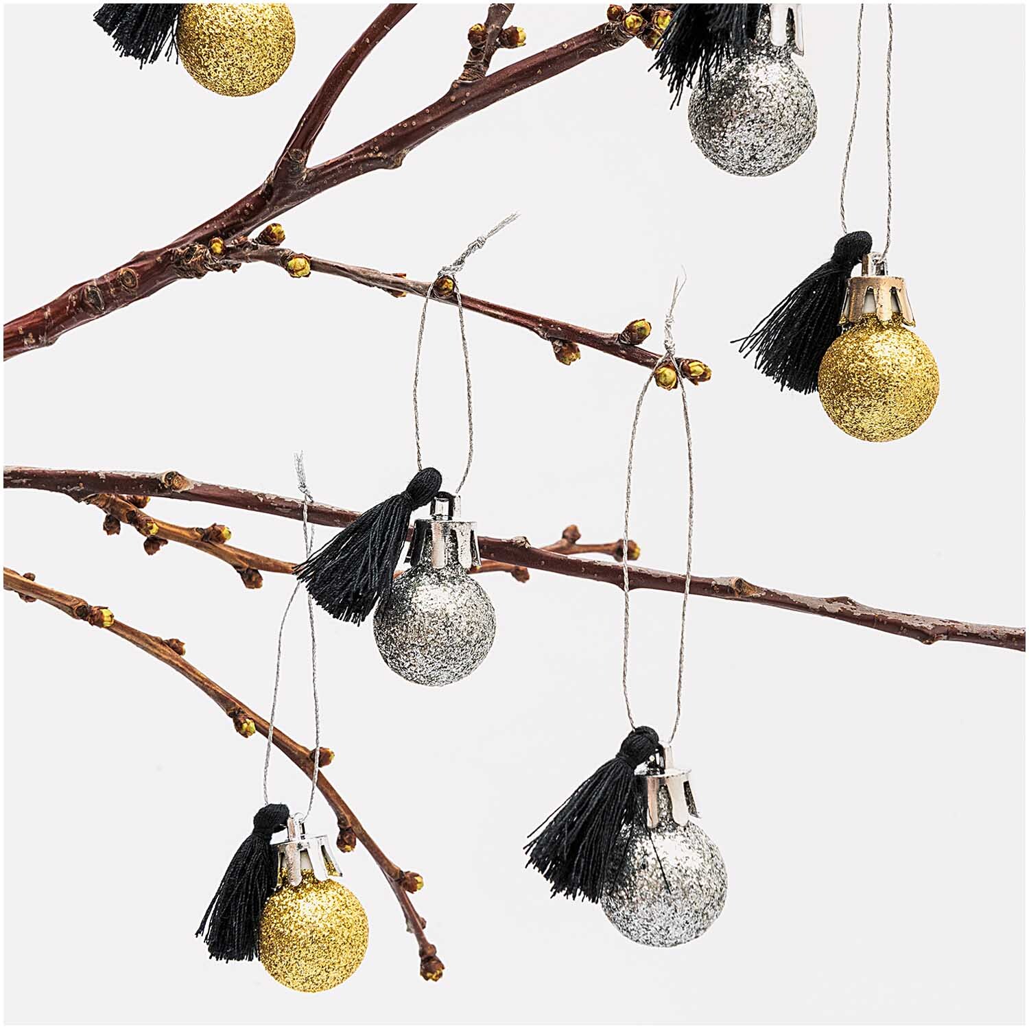 Mini-Kugel-Anhänger gold-silber 6 Stück von Rico Design Mini-Kugel-Anhänger gold-silber 6 Stück, dekorativ an Zweigen hängend, mit schwarzen Quasten.