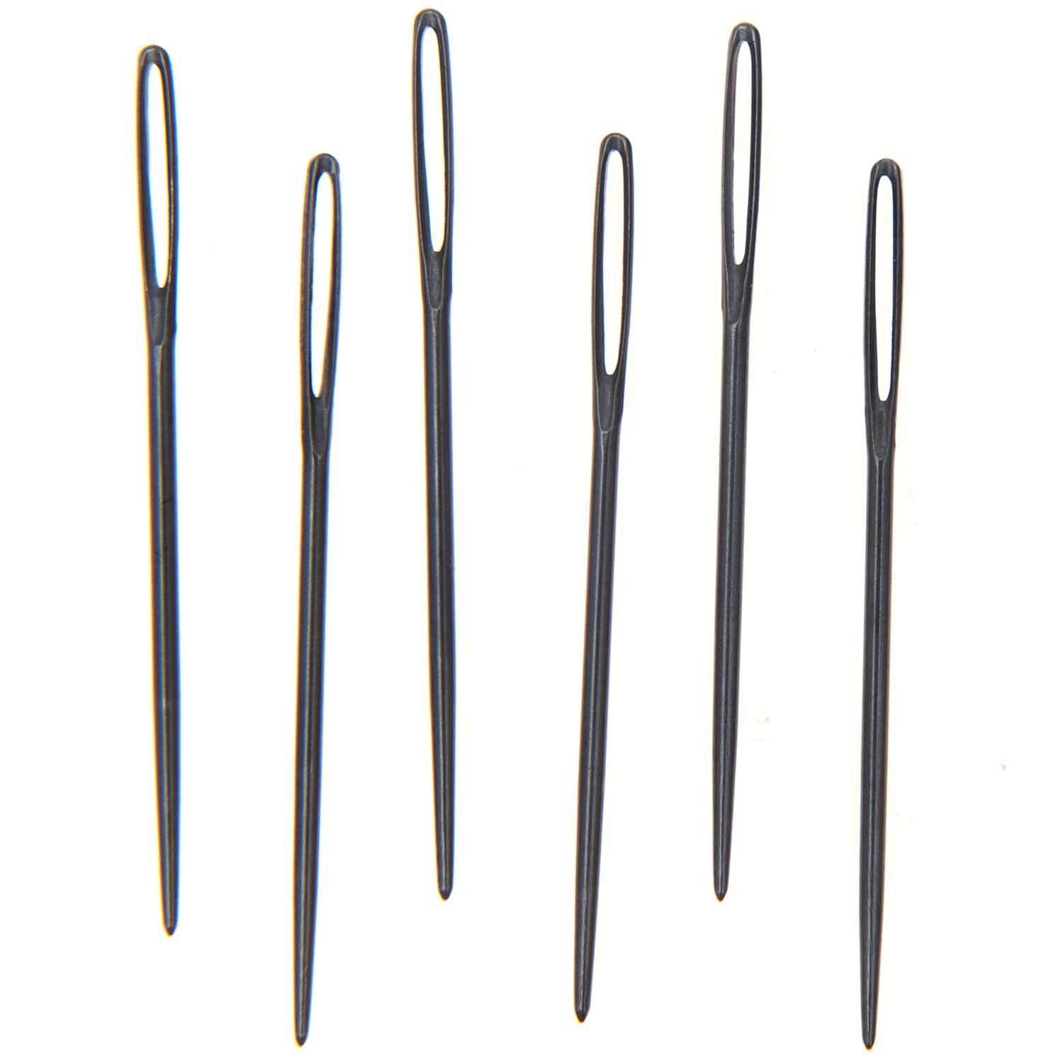 Sticknadeln stumpf 6 Stück von Rico Design. Sechs stumpfe Nadeln in einer Reihe auf weißem Hintergrund. Ideal für Handarbeiten.