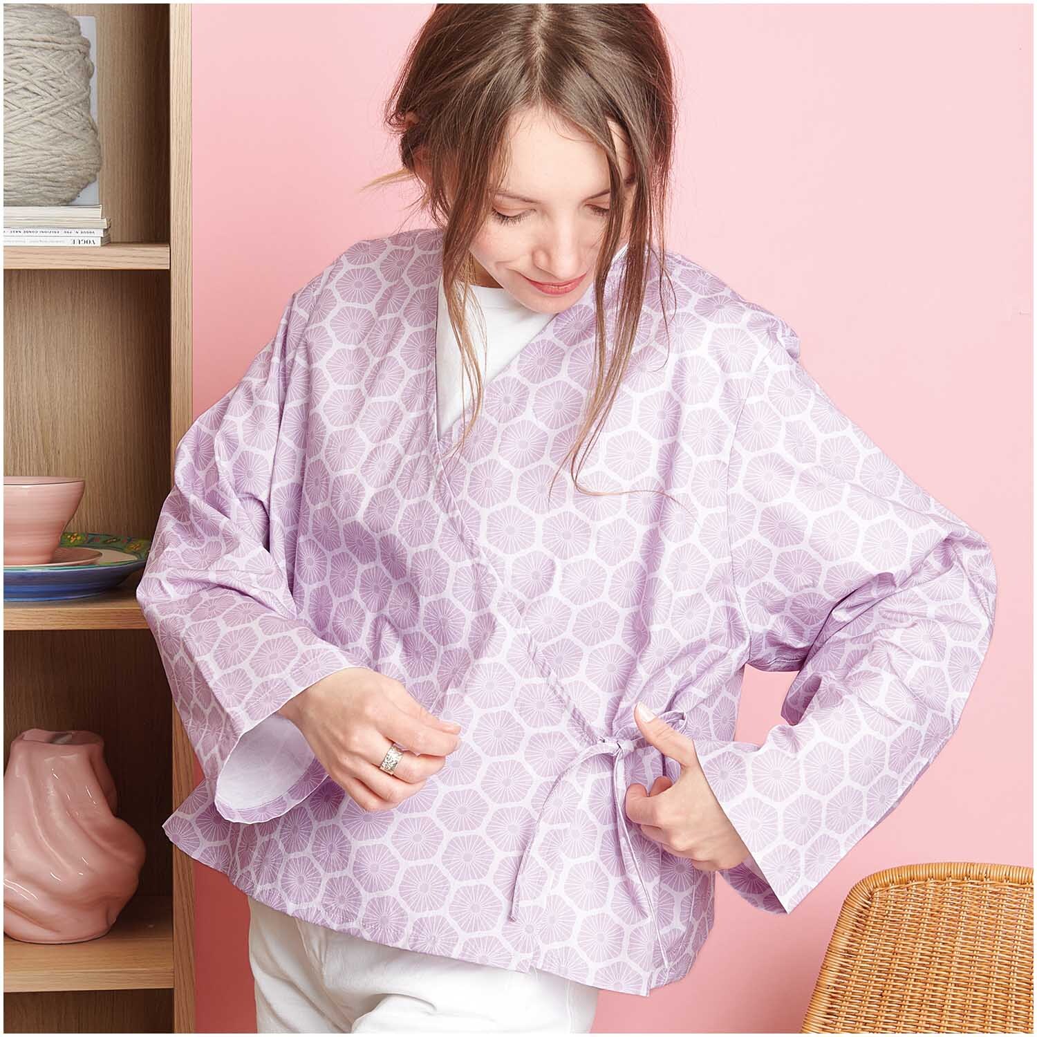 Stoffabschnitt Baumwoll-Popelin flieder Rosette 50x140cm von Rico Design Stoffabschnitt Baumwoll-Popelin flieder Rosette: Frau trägt eine Jacke aus fliederfarbenem Popelin-Stoff von Rico Design.