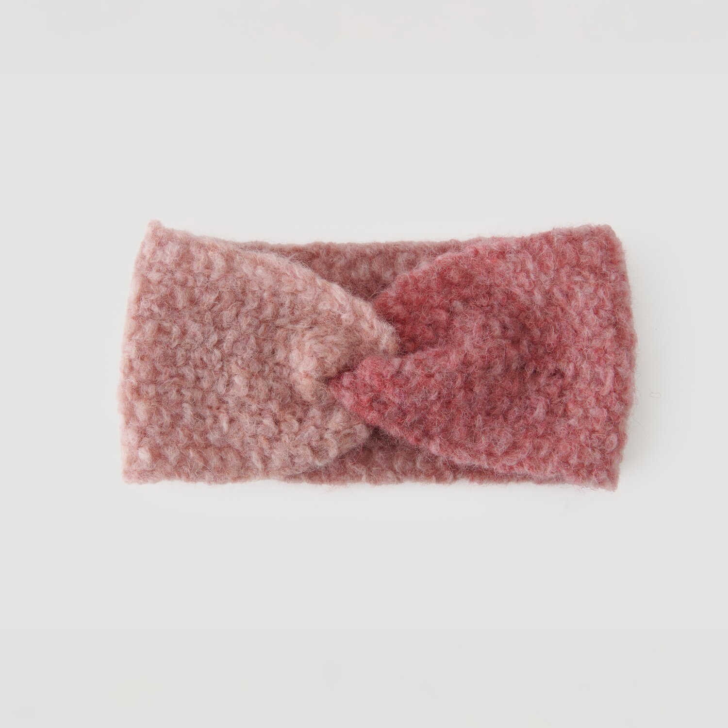 Fashion Alpaca Superfine Heavens Big Cloud 100g 280m Farbe Sundown von Rico Design Stirnband aus weichem, rosa- und altrosa-farbenem Stoff, Modell Legeware. Ideal für kühle Tage, bietet es Komfort und Stil. Perfekt für modische Akzente im Alltag.