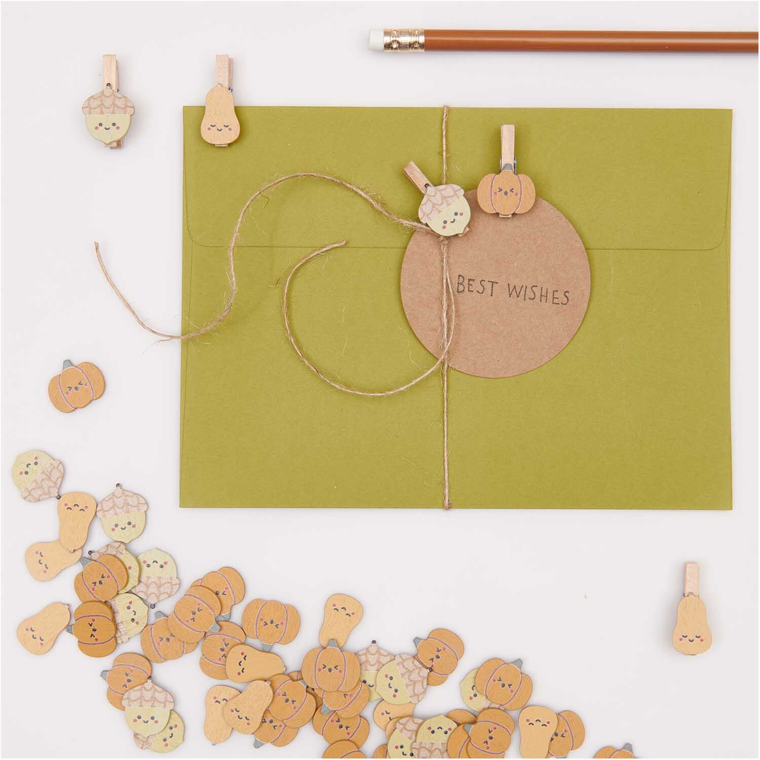 Holzstreu Kürbis Mix bunt 48 Stück von Rico Design Holzstreu Kürbis Mix bunt 48 Stück: Bunte Kürbis-Dekorationen auf grünem Umschlag mit Klammern.
