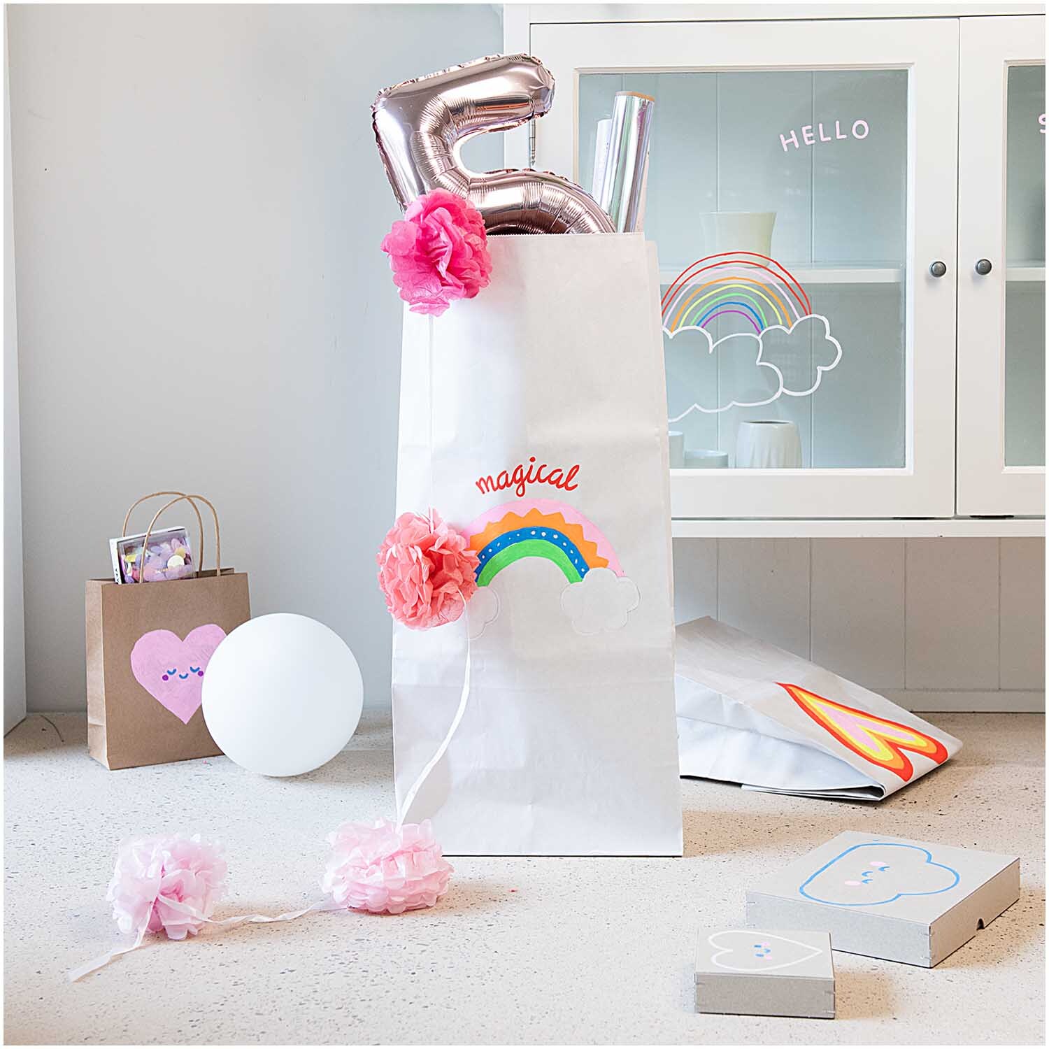 Kreidestifte Flüssigkreide Set Regenbogen 3mm 8 Farben von Rico Design Kreidestifte Flüssigkreide Set Regenbogen 3mm 8 Farben von Rico Design, dekoriert mit bunten Ballons und Regenbogenmotiv in einem hellen Raum.