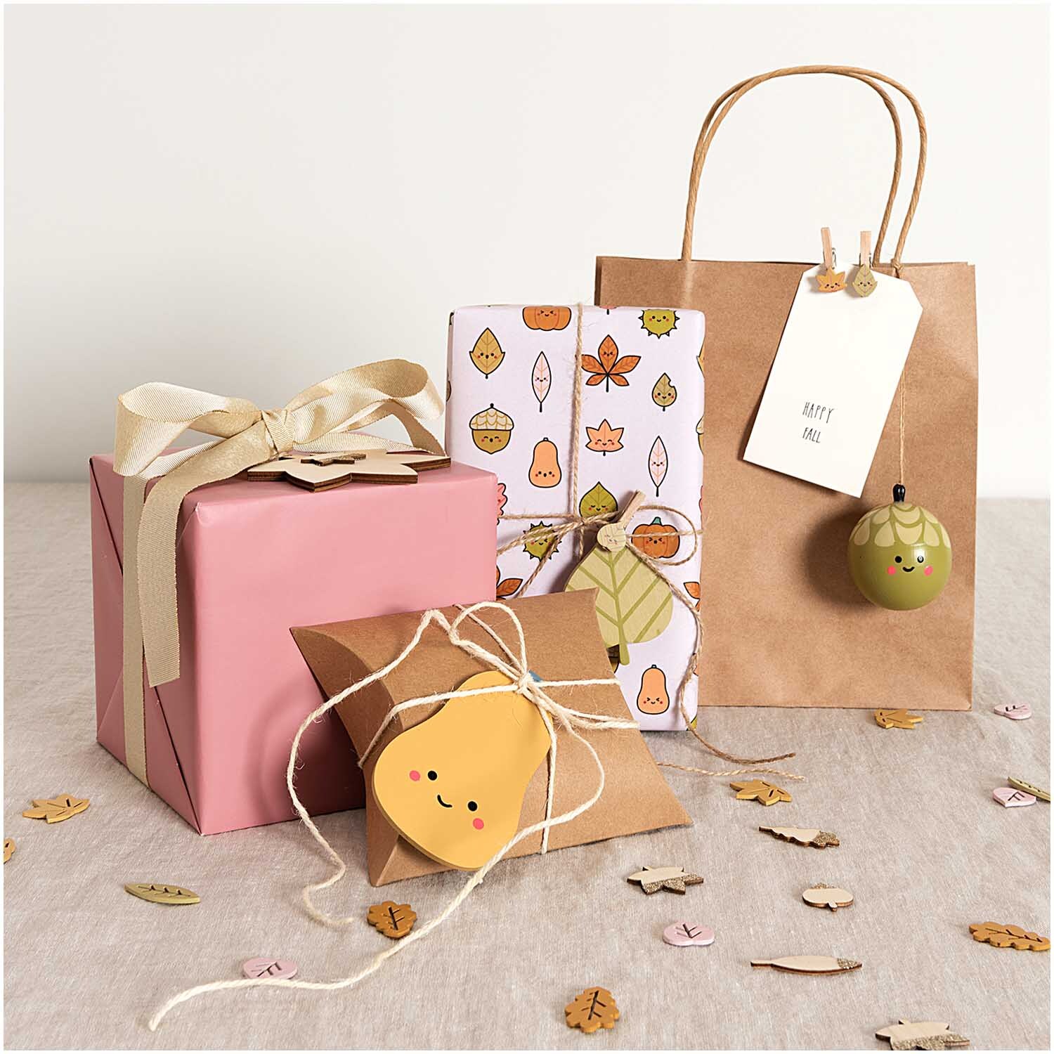 Holzanhänger Kürbis orange 5,7x9cm von Rico Design Holzanhänger Kürbis orange 5,7x9cm von Rico Design auf Geschenkverpackungen mit herbstlichen Motiven.