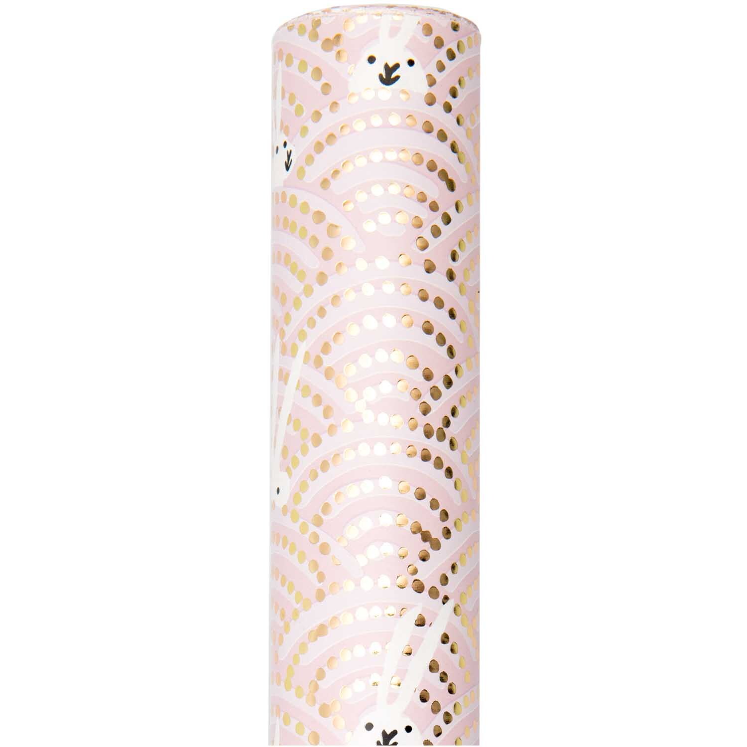 Paper Poetry Geschenkpapier Bunny Hop mit Hasenmotiv und Hot Foil Akzenten auf rosa Hintergrund. Ideal für kreative Verpackungen.
