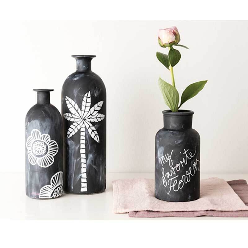 Kreidestift Flüssigkreide 3mm Farbe Elfenbein von Rico Design Kreidestift Flüssigkreide 3mm: Drei schwarze Vasen mit weißen Kreidemustern und einer rosa Blume.