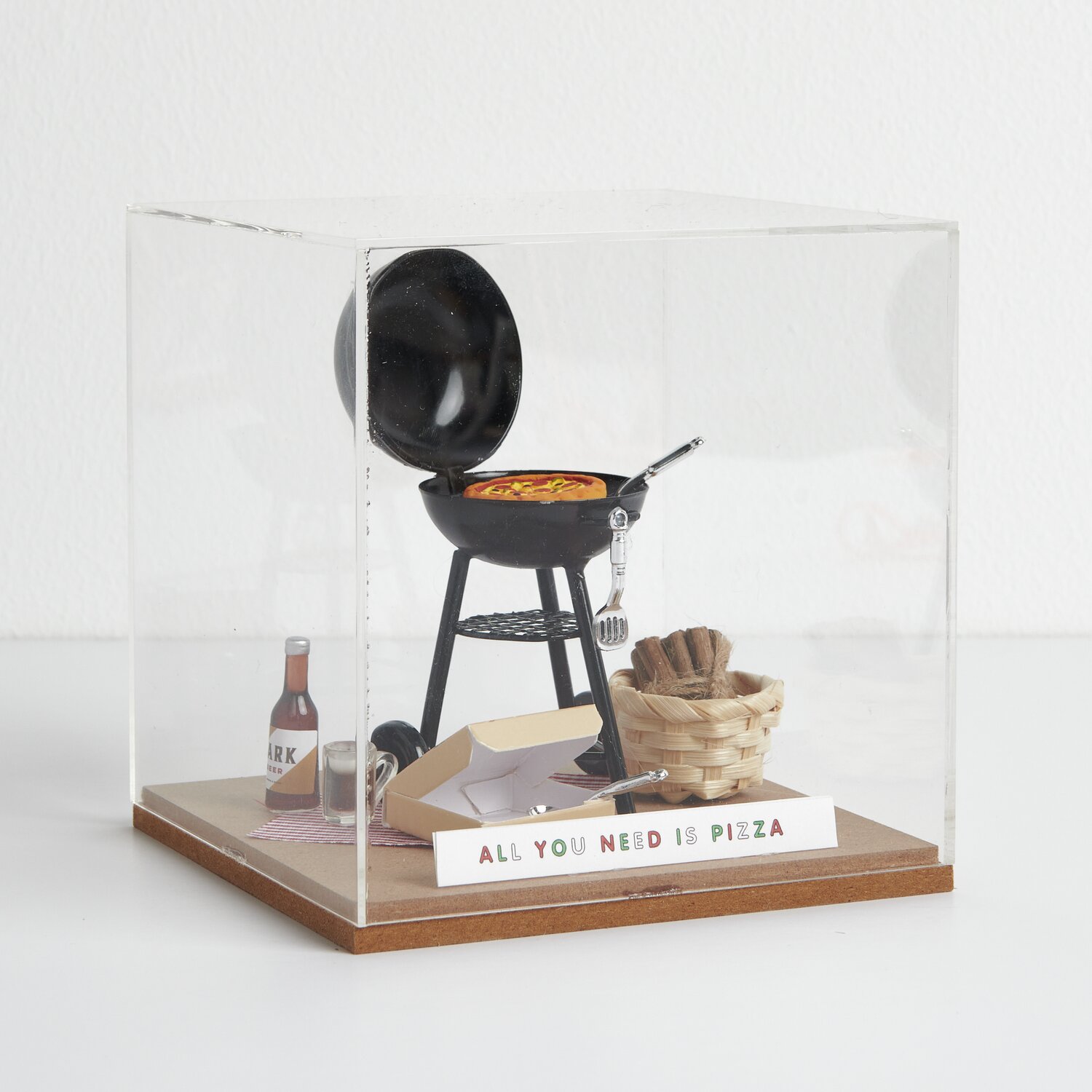 Gril miniature rond 8,5x5,5x5,5cm from Rico Design Miniatur Pizza im Pizzakarton in einer Figurico Dekohaube mit rundem Grill und Bambuskorb.