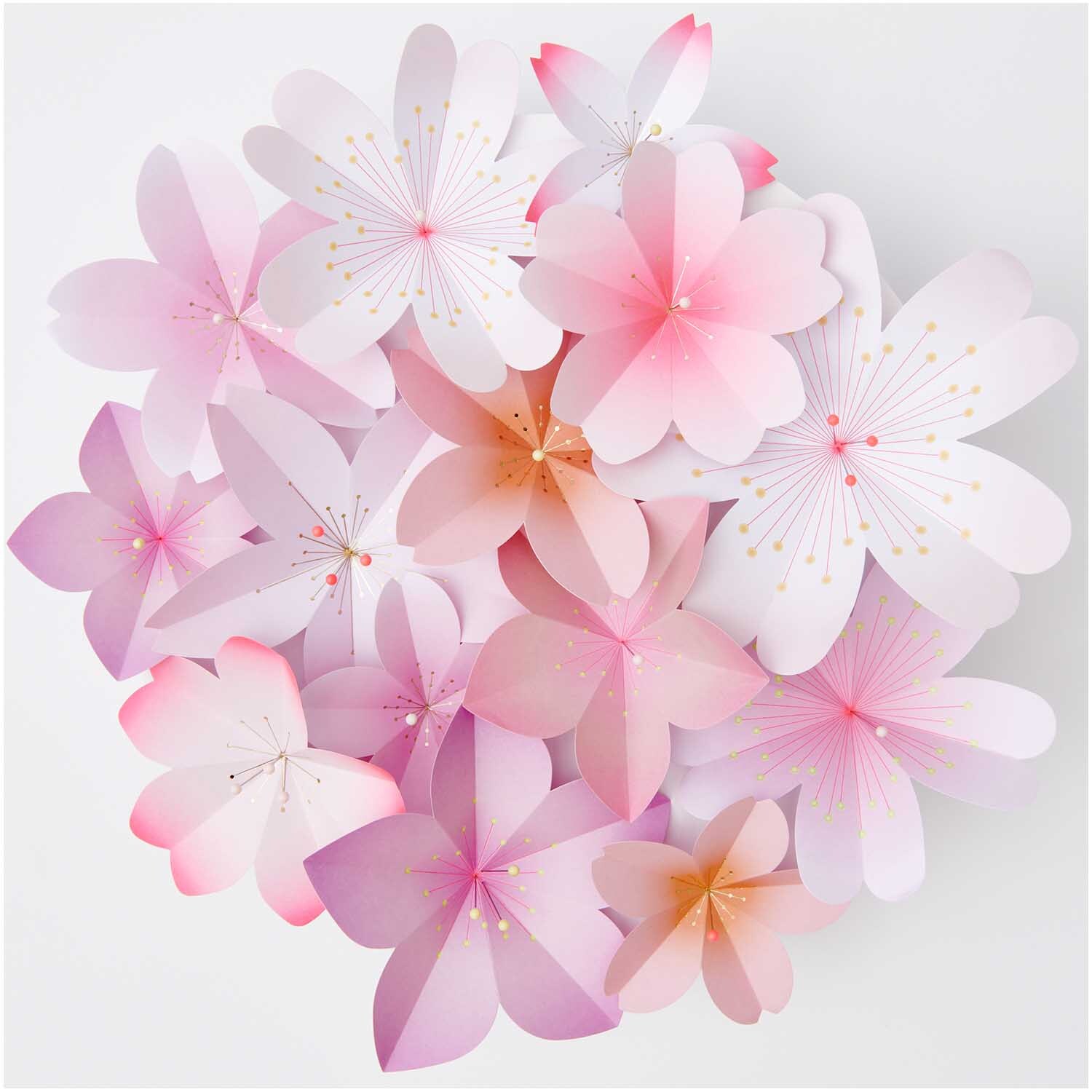 Foamboard rund weiß 10mm von Rico Design mit zarten, rosa-weißen Papierblüten dekoriert.