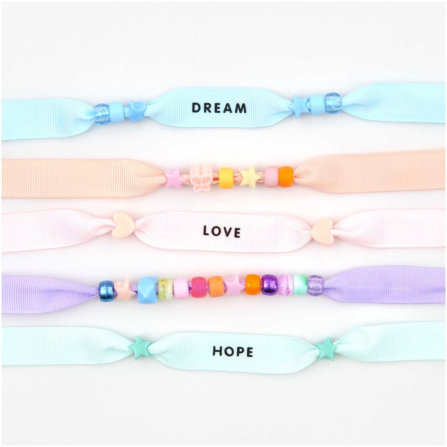 itoshii - Ponii Beads Ripsband Armbänder pastell 10 Stück von Rico Design Itoshii - Ponii Beads Ripsband Armbänder in Pastellfarben mit inspirierenden Worten und Perlen.