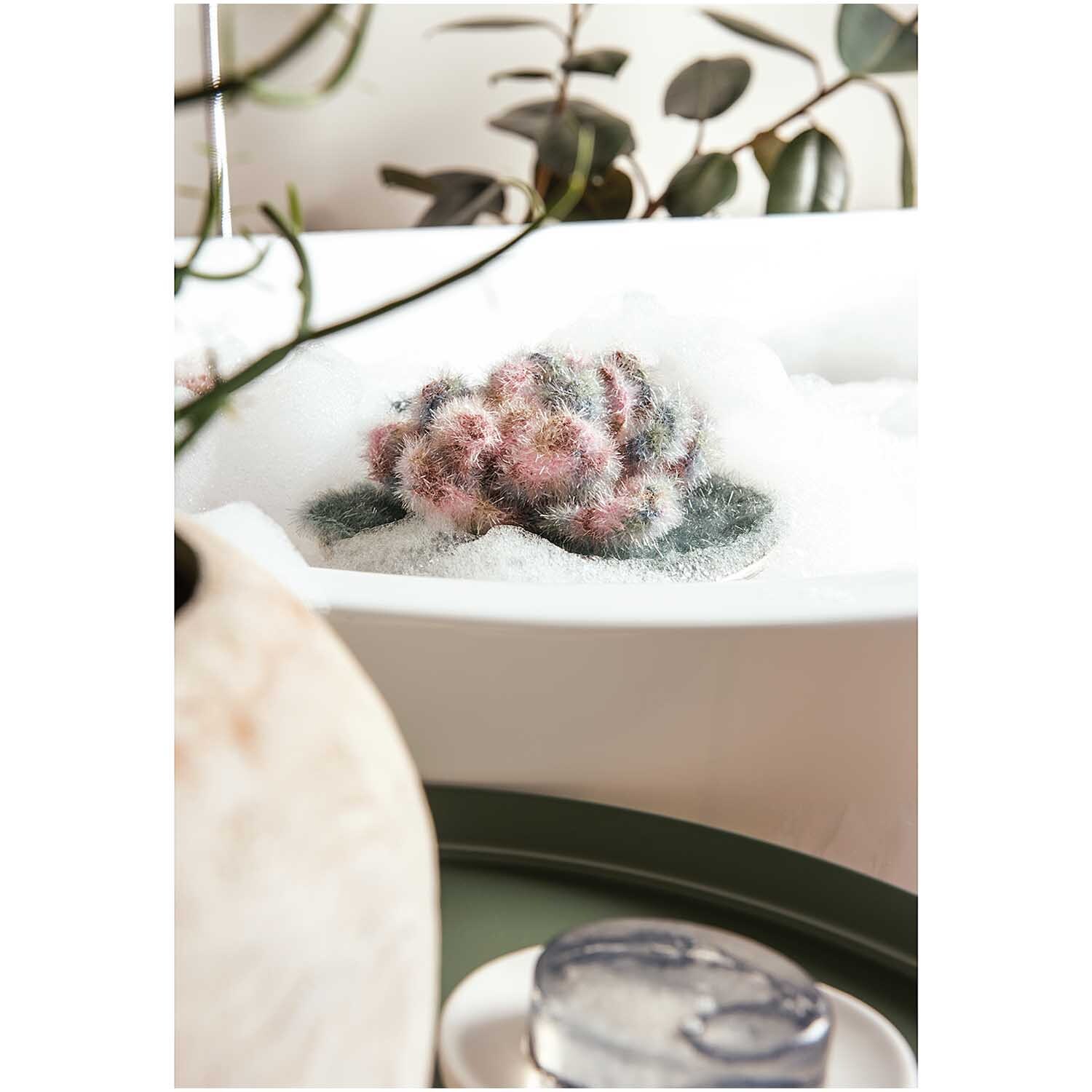 Creative Bubble Print von Rico Design in einer Badewanne mit Schaum und Pflanzen im Hintergrund.