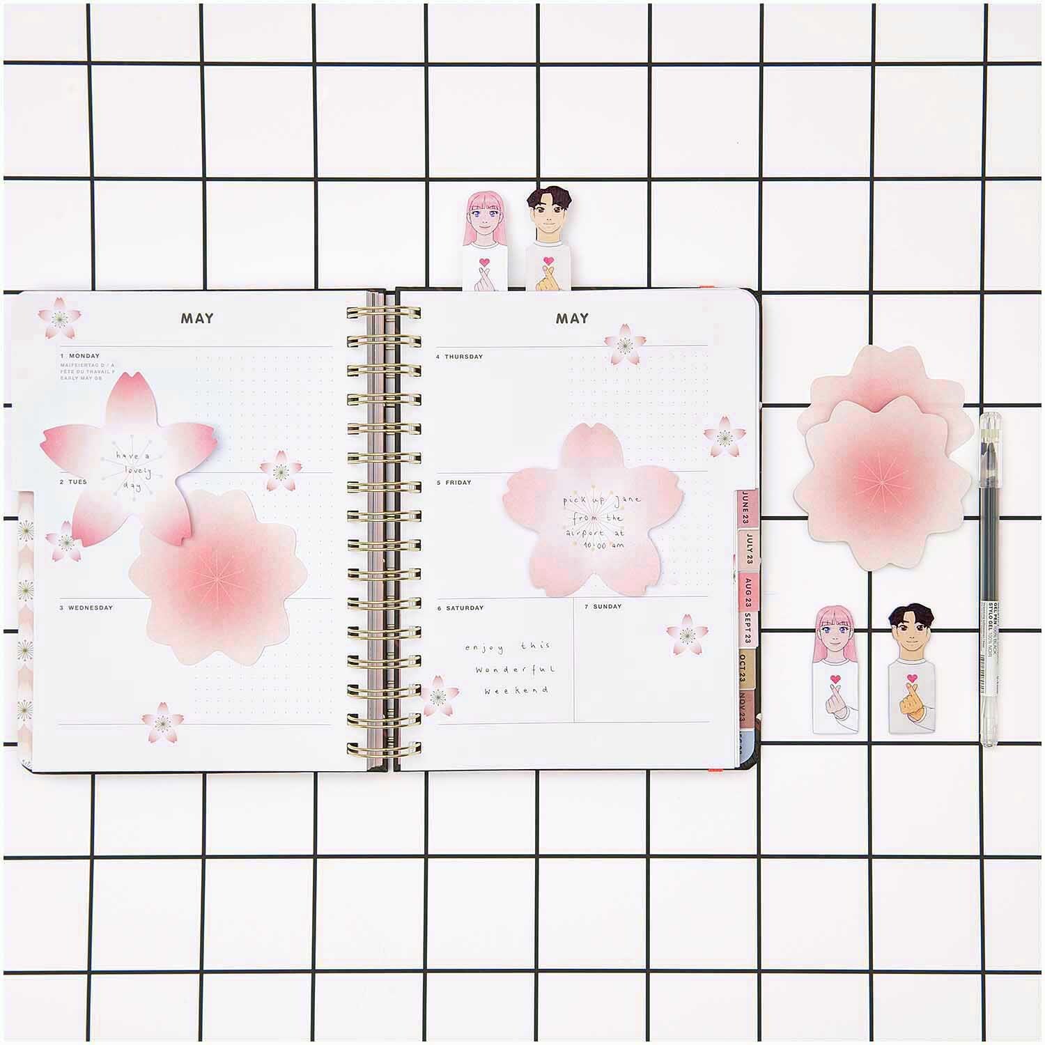 Paper Poetry Haftnotizen Kirschblüte rosa-weiß 50 Blatt 80x76mm von Rico Design Paper Poetry Haftnotizen in Kirschblütenform auf einem karierten Hintergrund, ideal für Notizen.